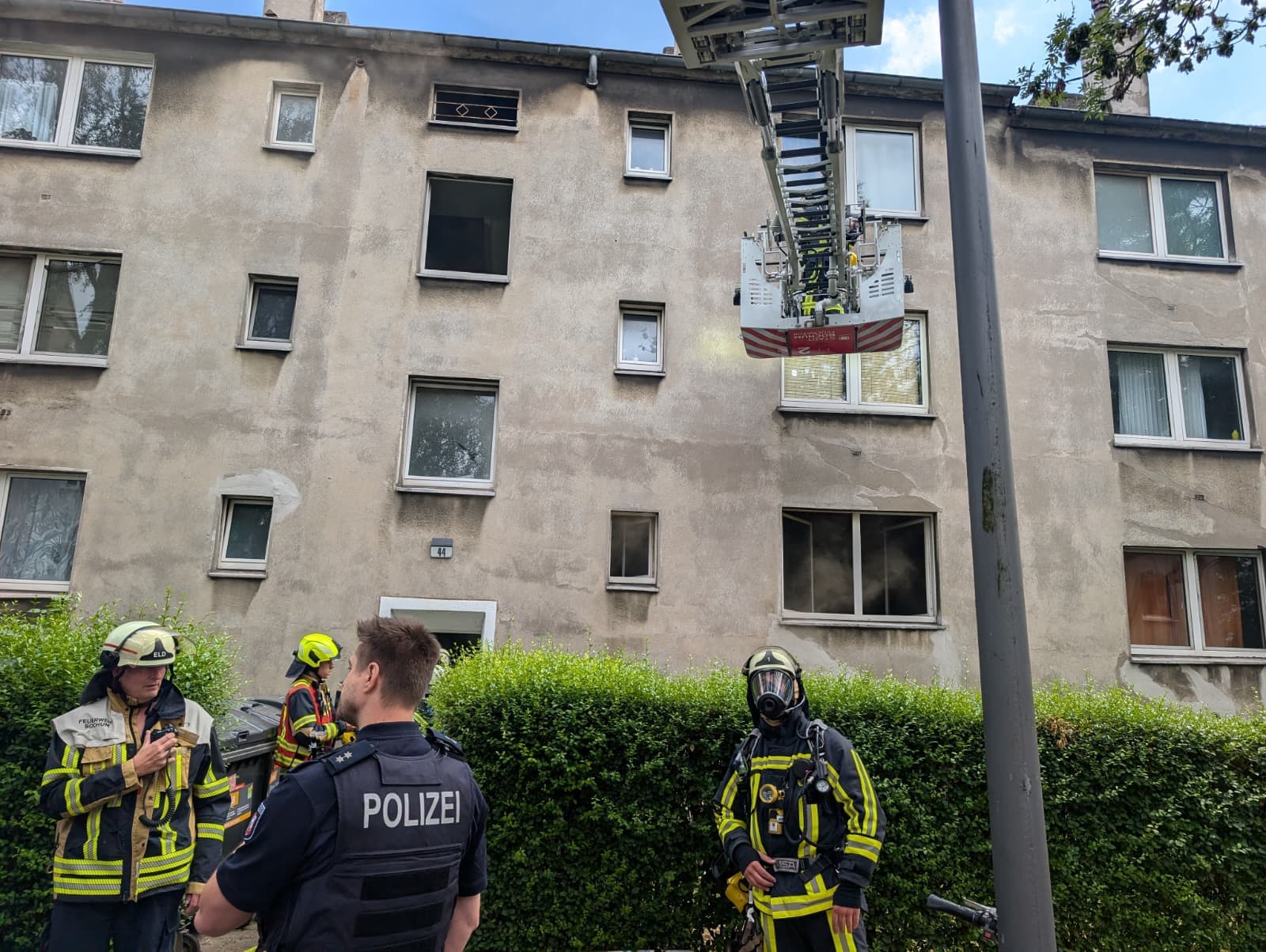 FW-BO: Feuerwehr Bochum rettet Person aus brennender Wohnung - Person verstirbt trotz sofortiger Reanimationsmaßnahmen