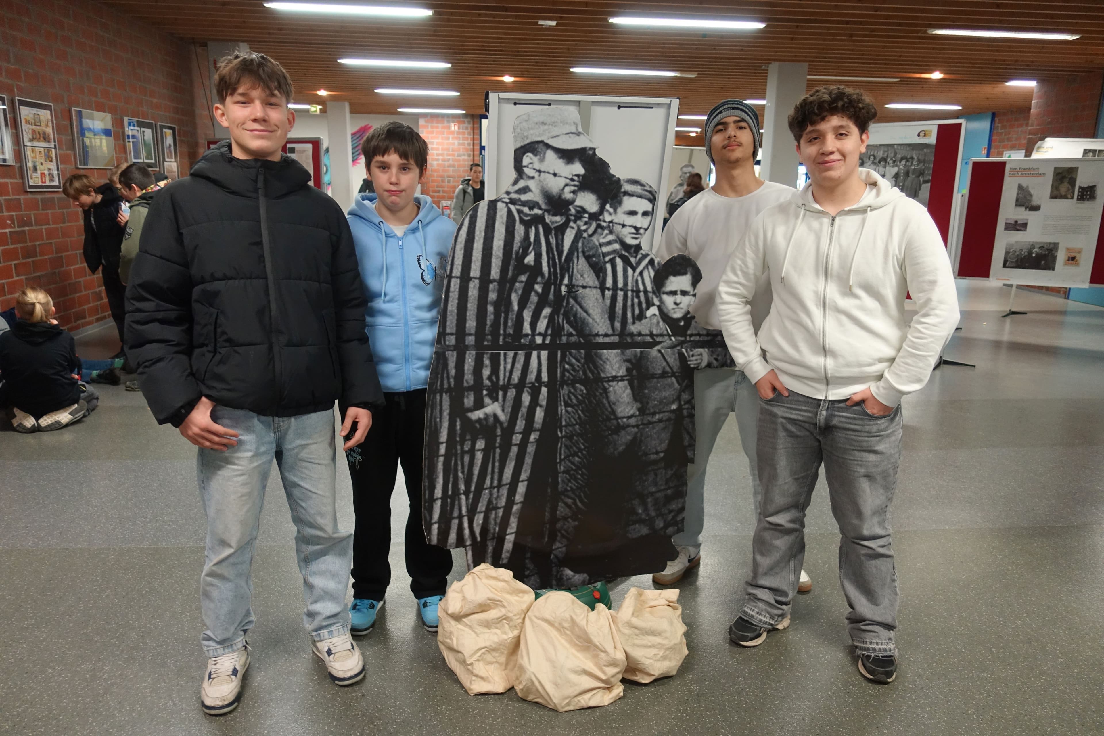 Einblicke in die Vergangenheit: Ausstellung an der GSW erinnert an die Schrecken des Holocaust
