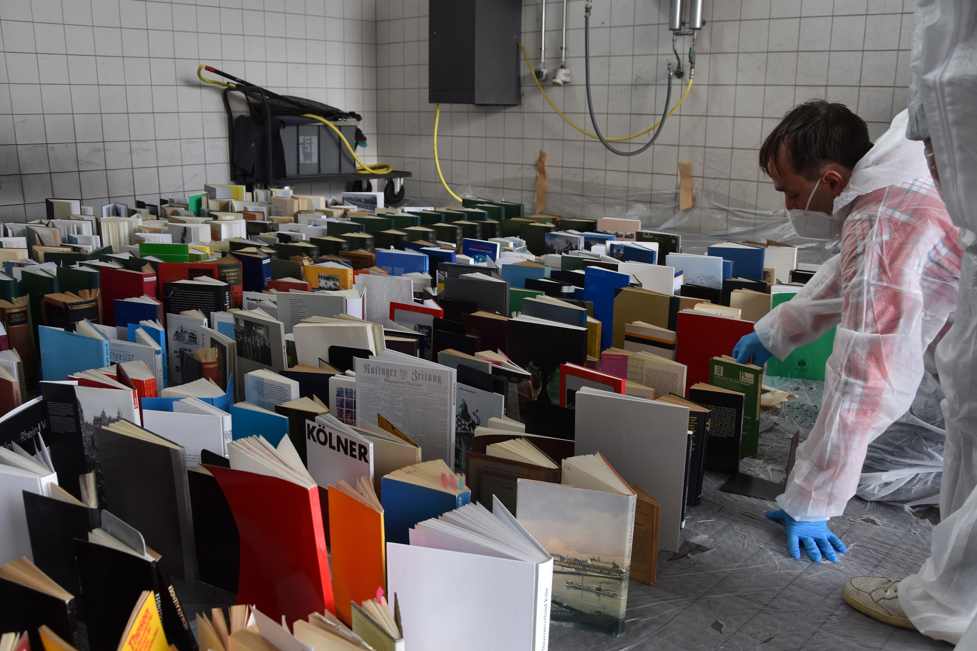 Feuchtigkeitsschaden im Archiv: 3.500 Bücher gerettet