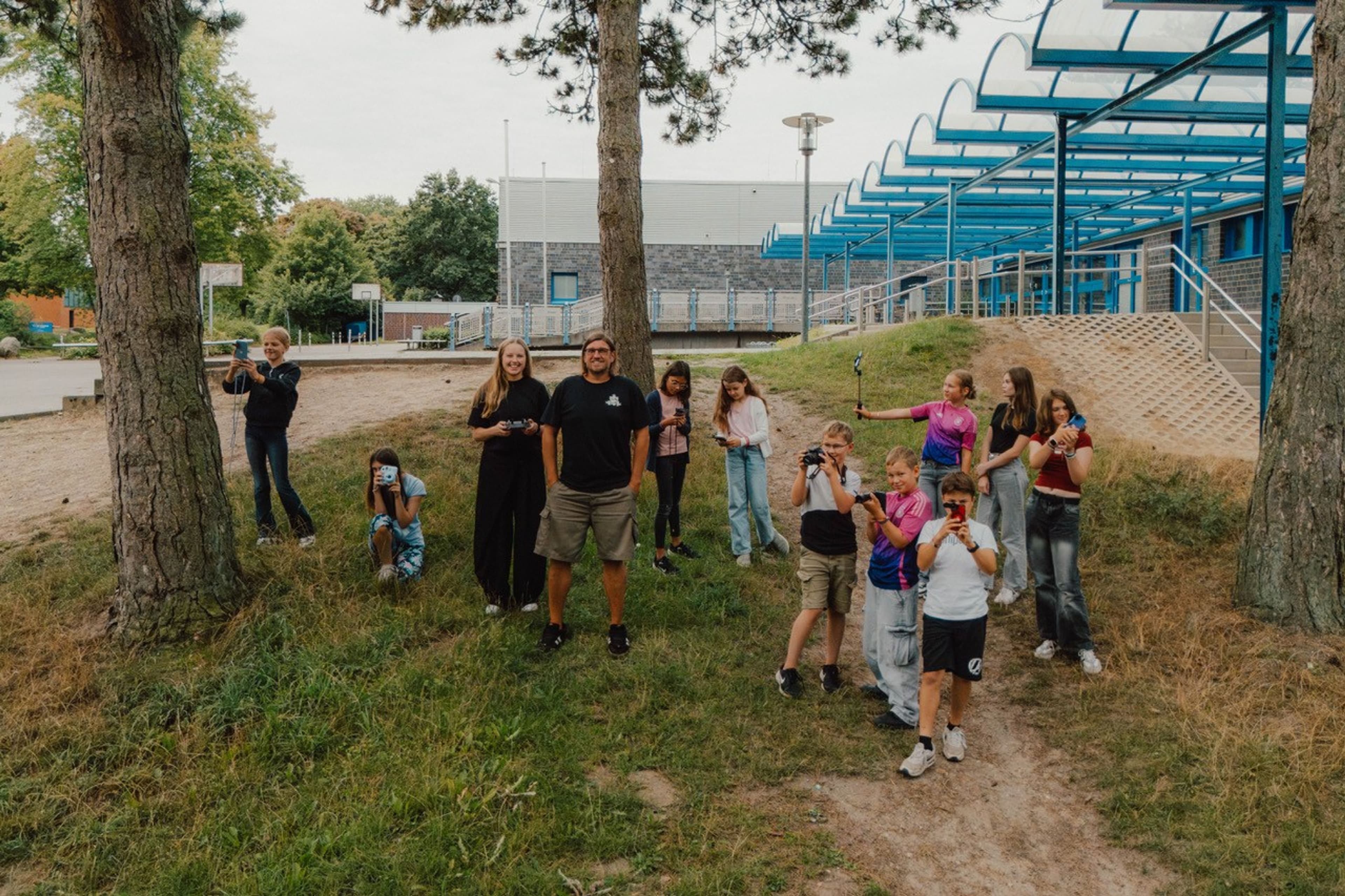 Kinder entdecken die Welt der Fotografie