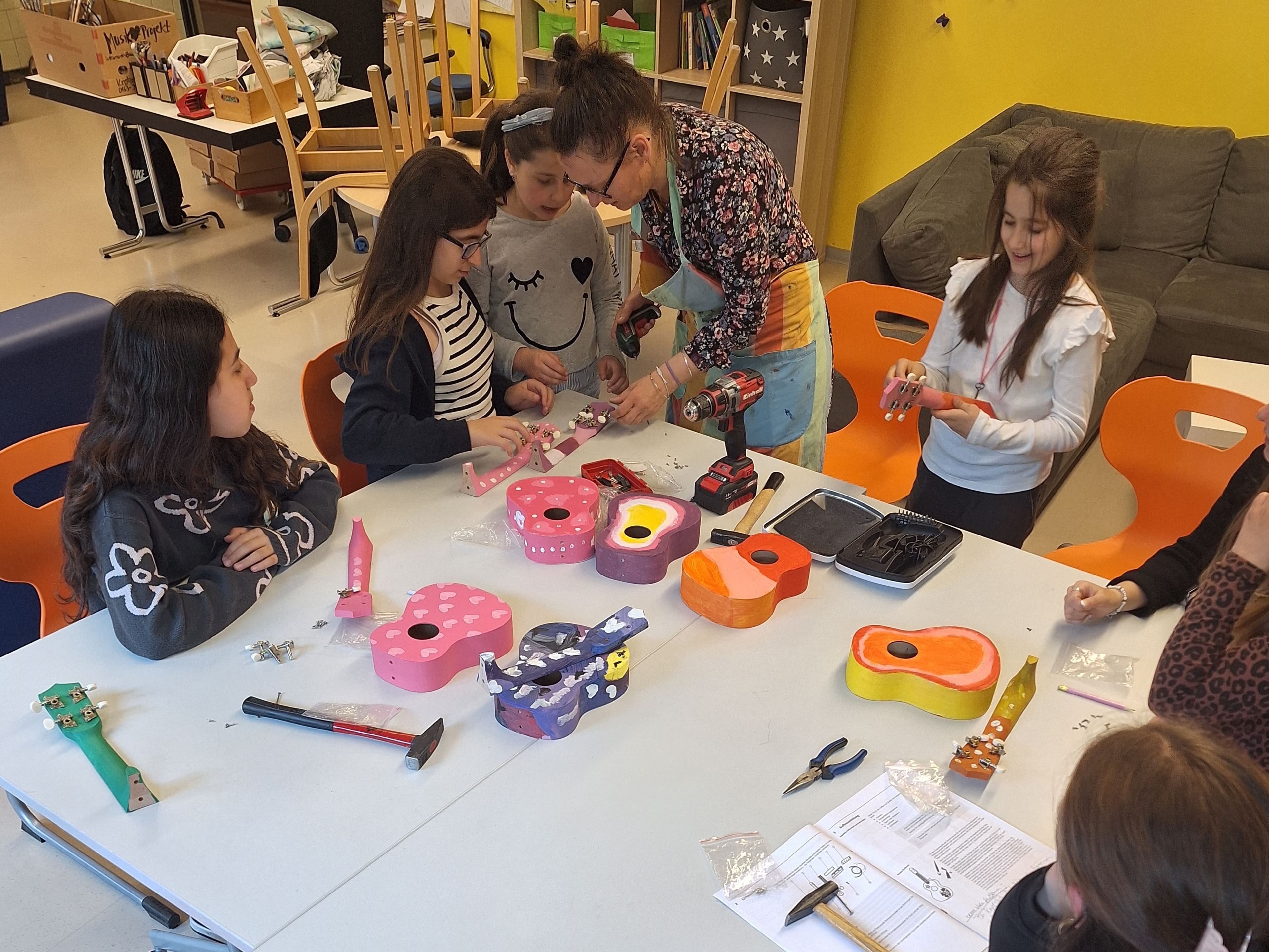 Klangvolle Kreativität: Schüler bauen eigene Instrumente