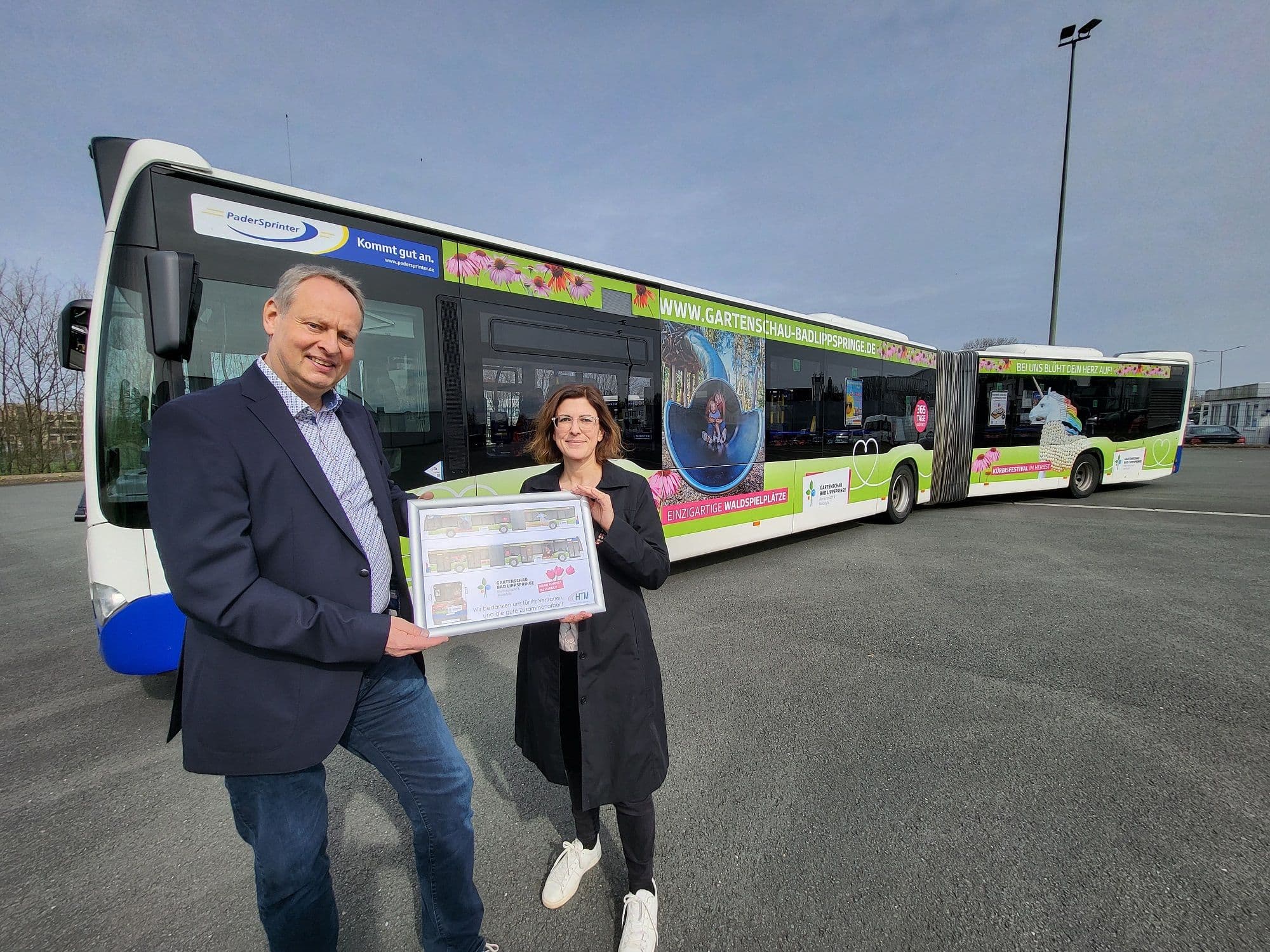 Neuer Blickfang auf Rädern: Der Gartenschau-Bus