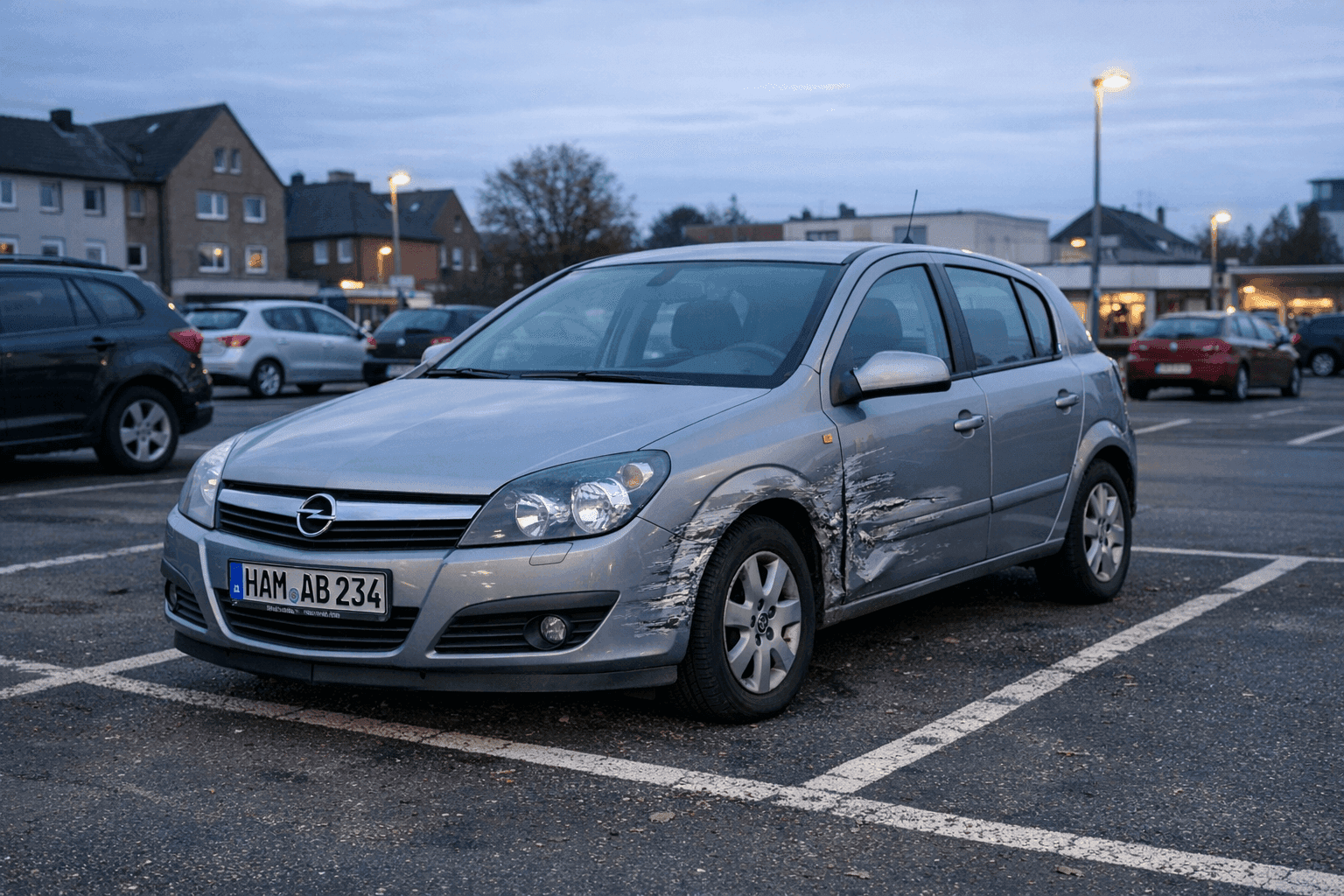 Opel auf Parkplatz beschädigt