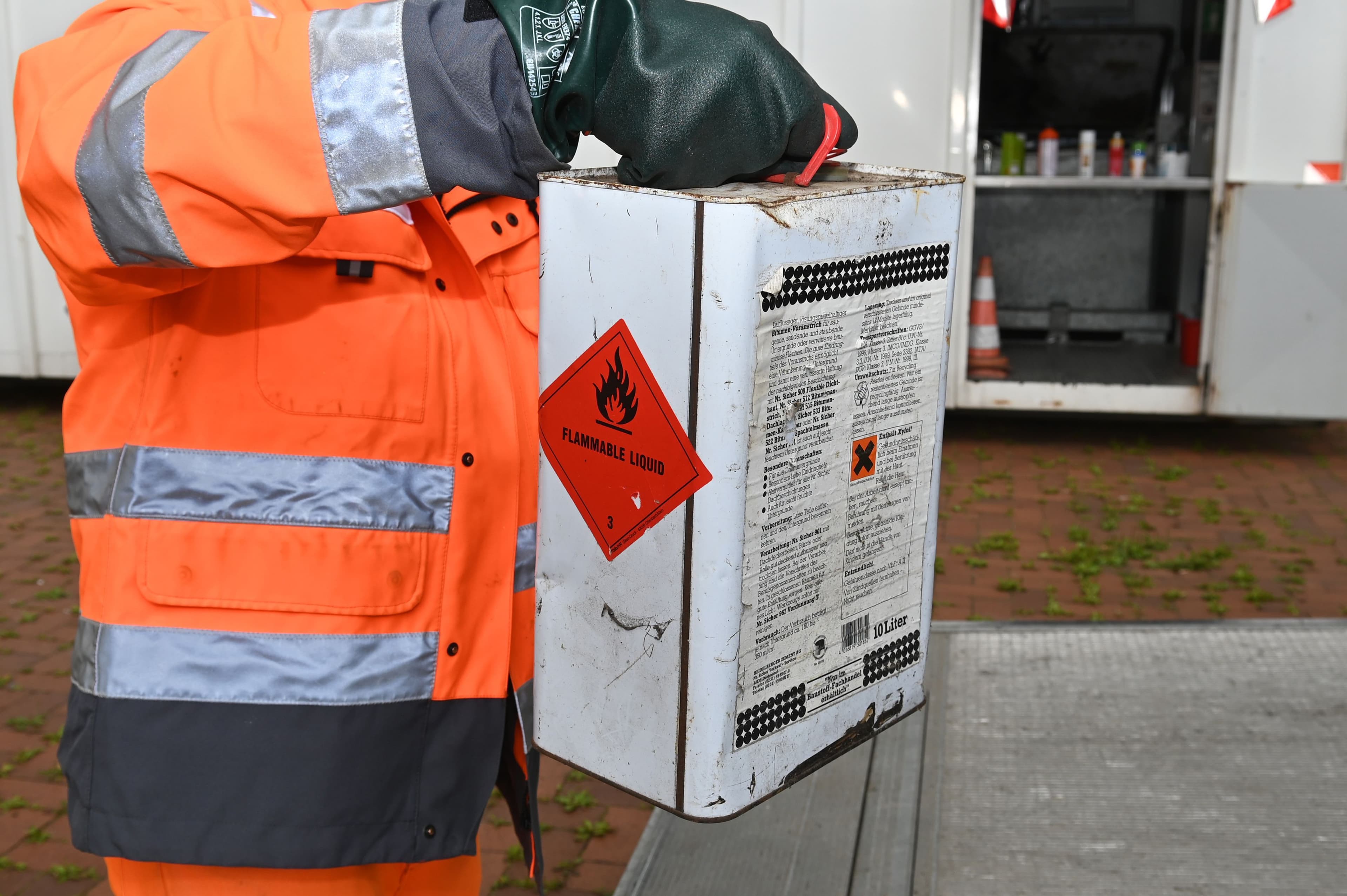 Schadstoffmobil sammelt gefährliche Abfälle ein