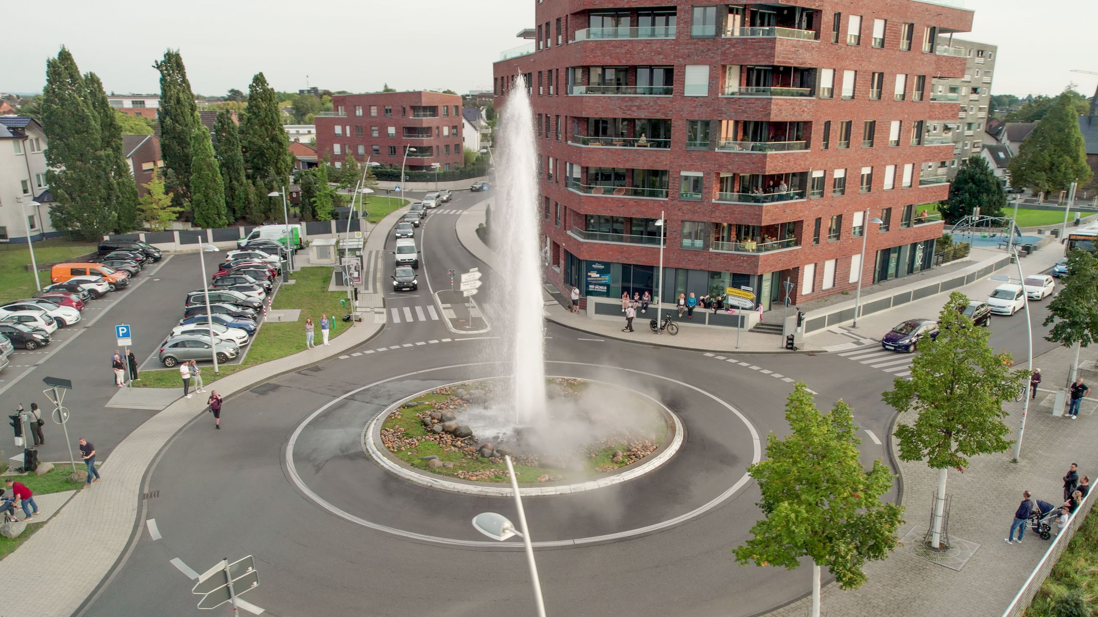 Spektakel am Kreisverkehr: Der Monheimer Geysir bricht aus