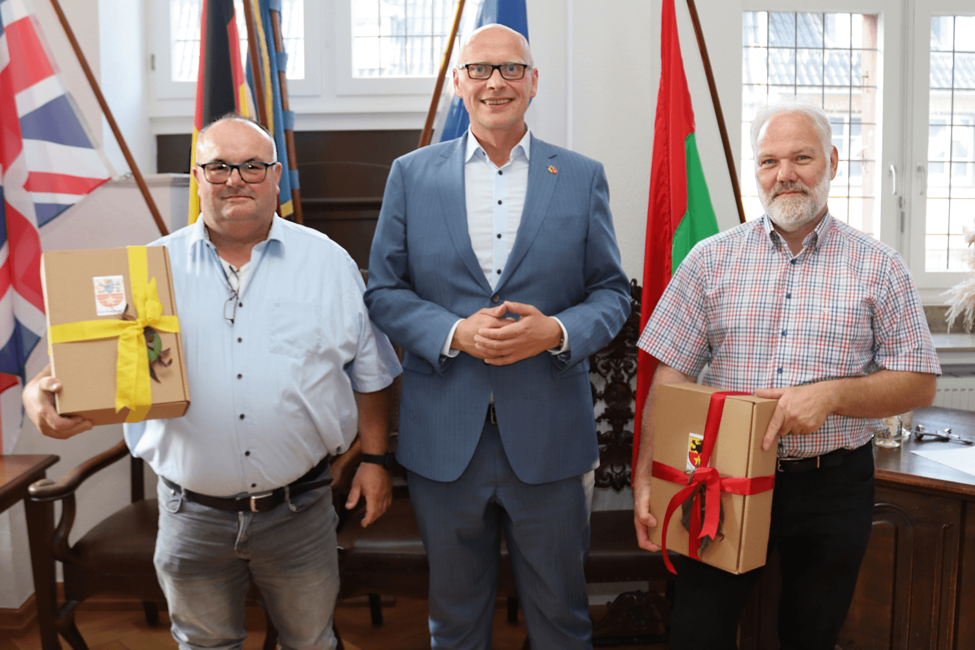 Bürgermeister Sebastian Glatzel mit den geehrten Ratsmitgliedern Reiner Jansen und Bernhard Chrysanthus Ohlert