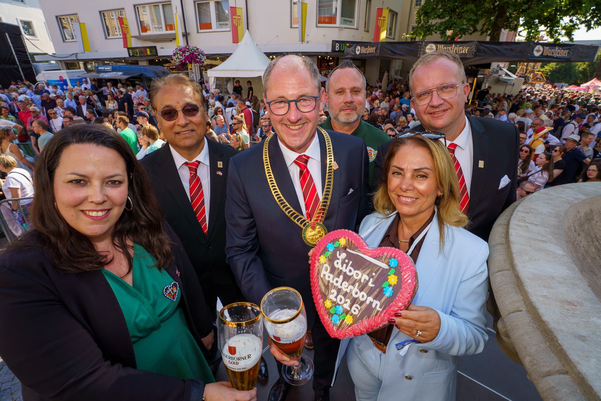 Vertreter der Paderborner Partnerstädte und Bürgermeister Stefan-Oliver Strate bei der Libori-Eröffnung vor dem Rathaus