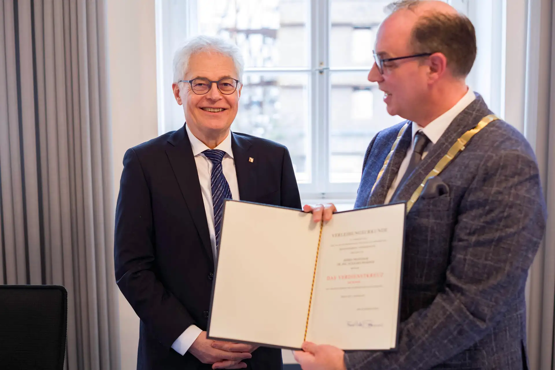 Eine Auszeichnung für den Umweltpionier: Prof. Dr. Eckhard Weidner erhält Verdienstkreuz