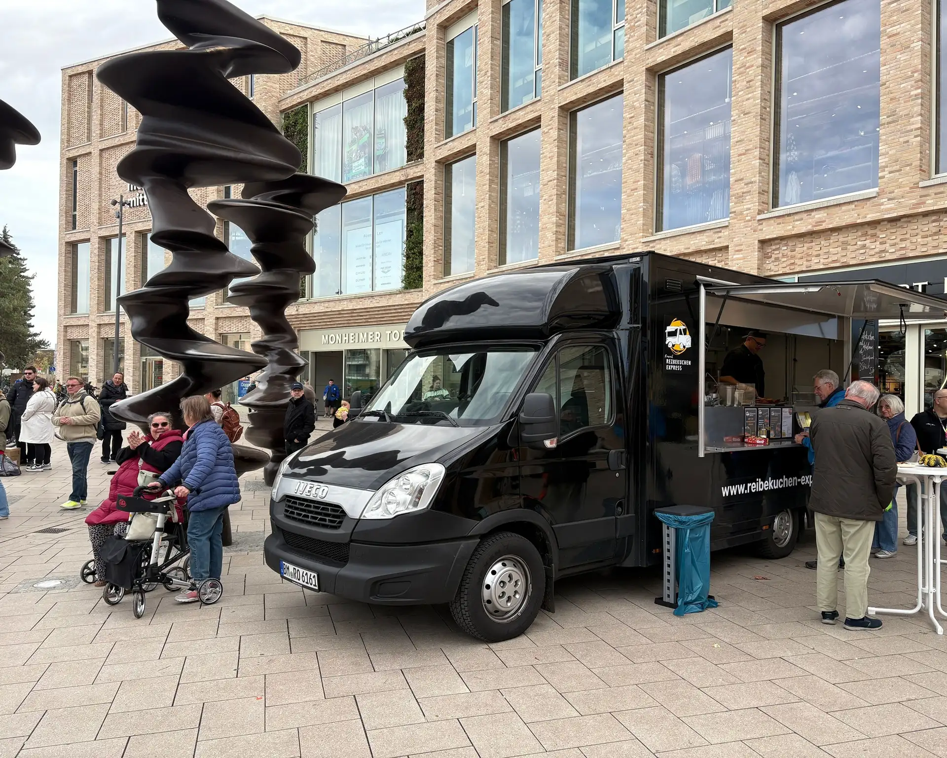 Franz Reibekuchen Express erobert Monheimer Wochenmarkt