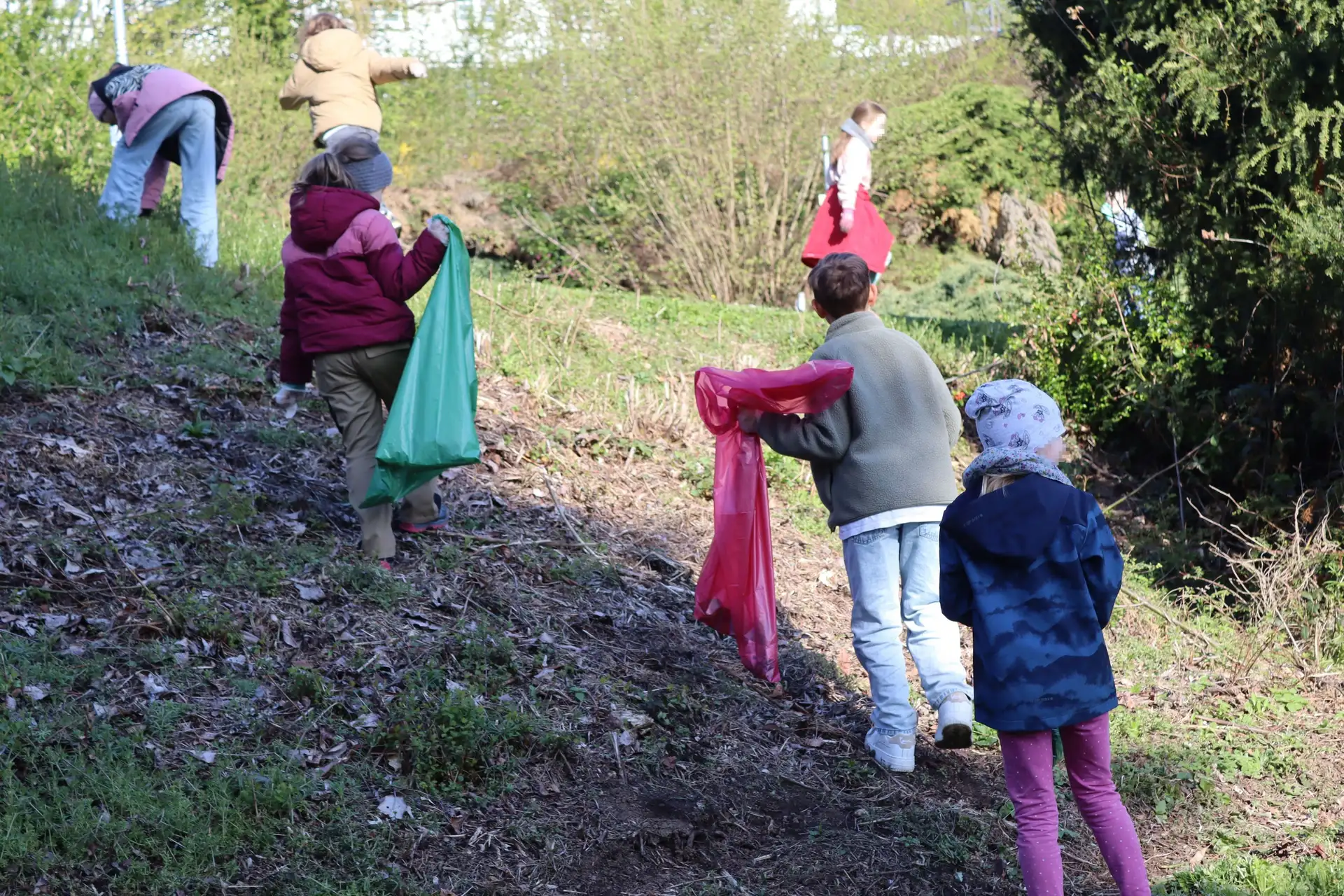 Kitas und Schulen sammeln Müll im Kurgarten