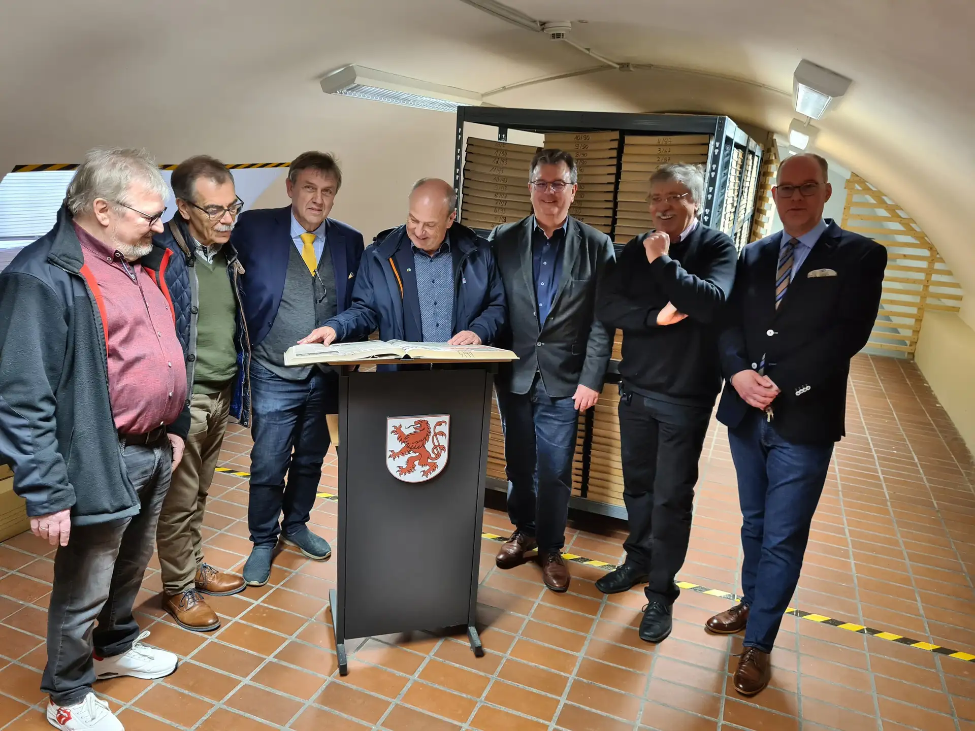Kurze Wege zum Standesamt: Neuer Archivraum in der Alsdorfer Burg
