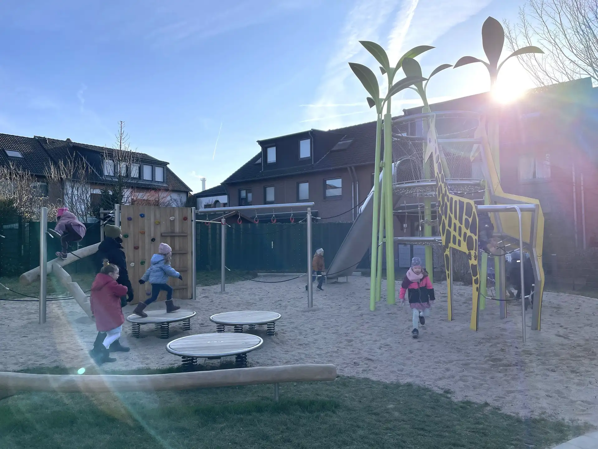 Neuer Giraffenspielplatz in Monheim eröffnet
