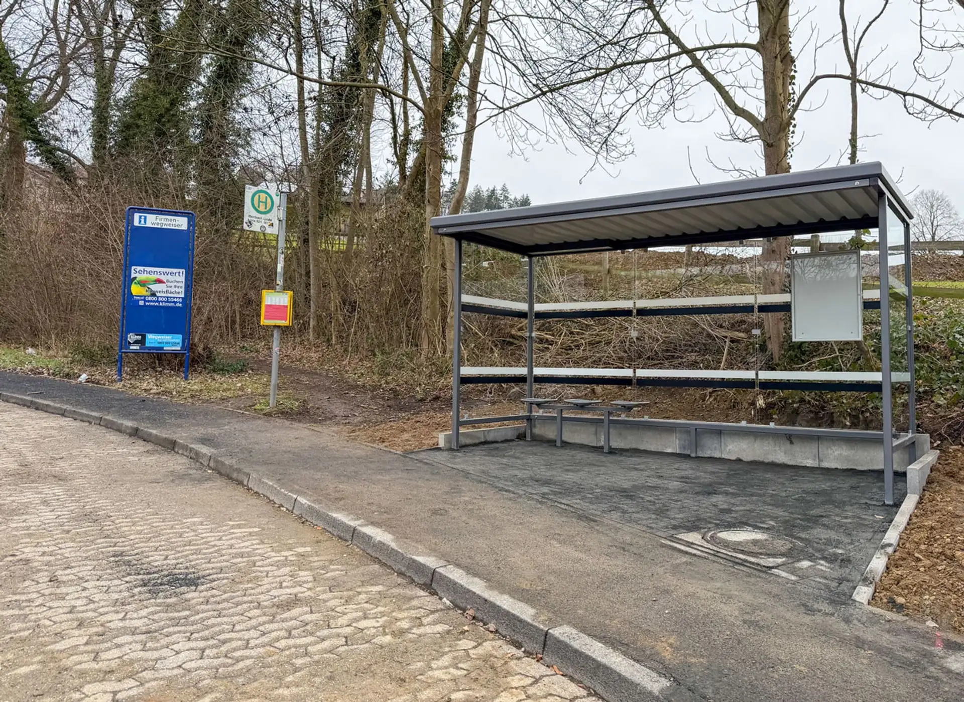 Neues Wartehäuschen an Haltestelle Linde eröffnet