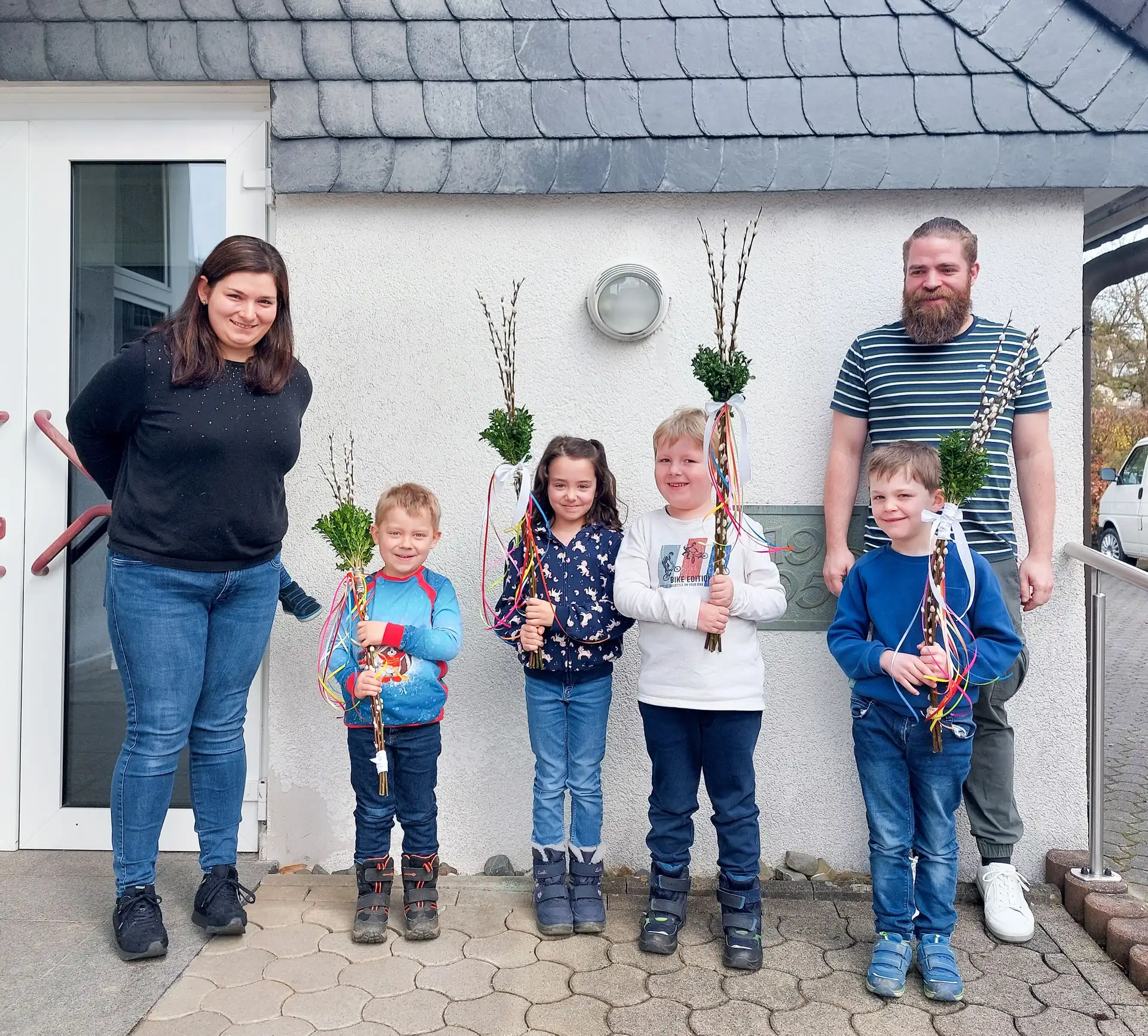 Vorschulkinder erfreuen die Gemeinde mit Palmsonntagstraditionen