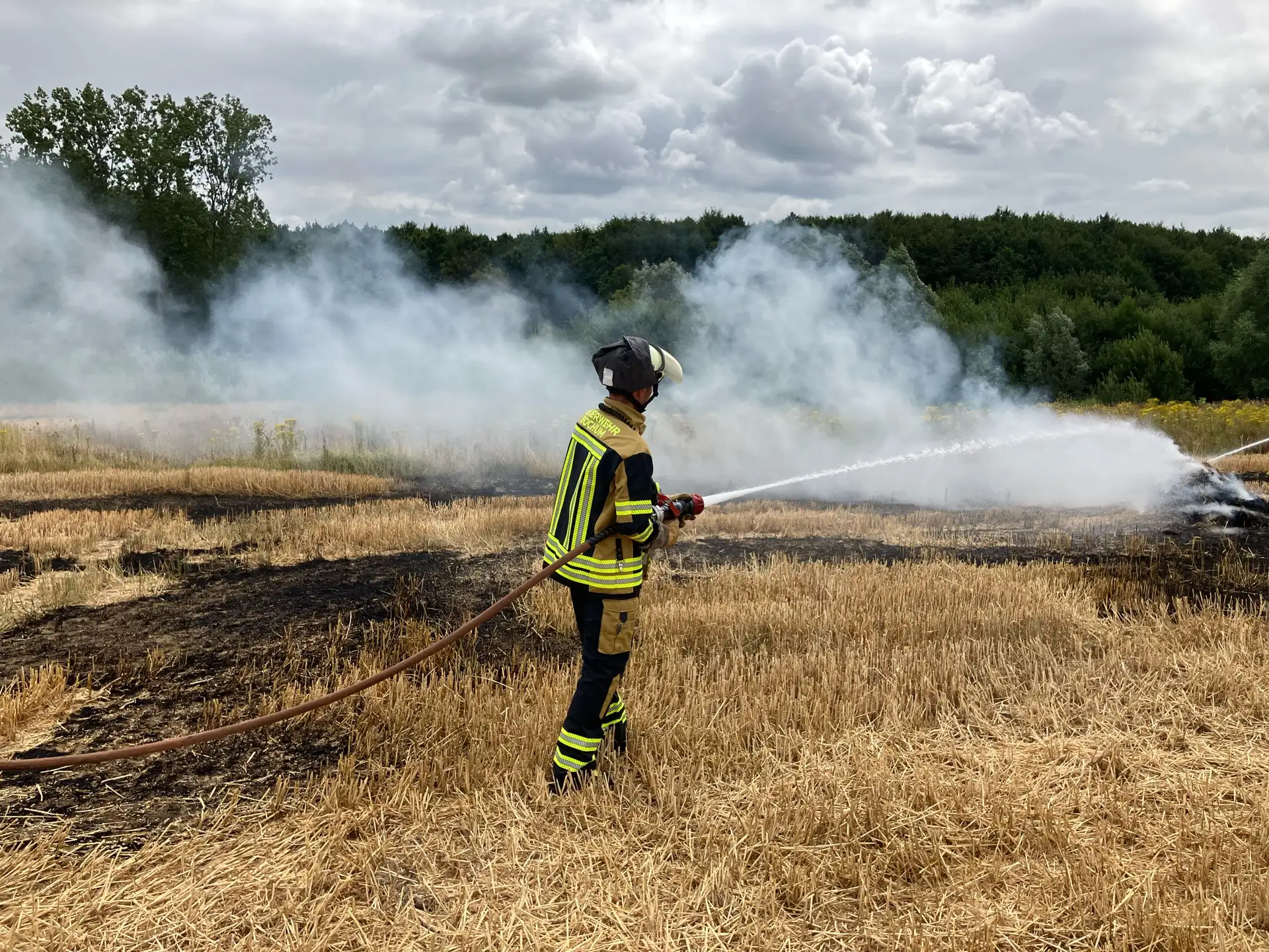 FW-BO: Brand eines Strohballens auf einem Stoppelfeld in Harpen