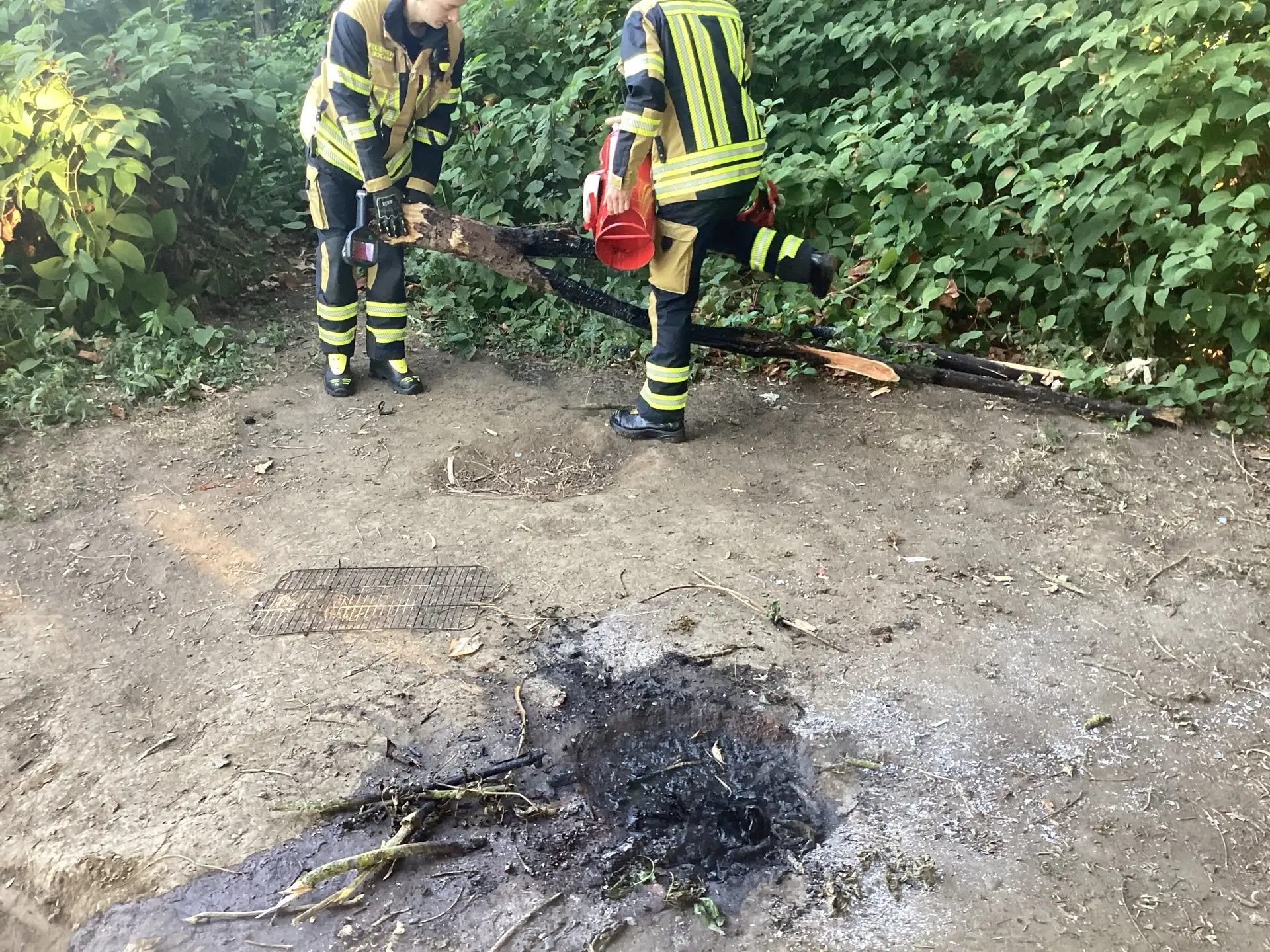 FW-BO: Rauchentwicklung an der Ruhr in Dahlhausen gemeldet. Kleines Lagerfeuer durch Feuerwehr abgelöscht
