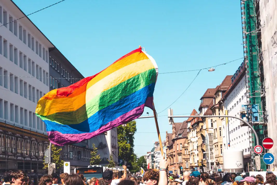 Bildunterzeile: Die Regenbogenflagge steht für Vielfalt, Offenheit und den unerschütterlichen Zusammenhalt der LGBTQ+-Community.