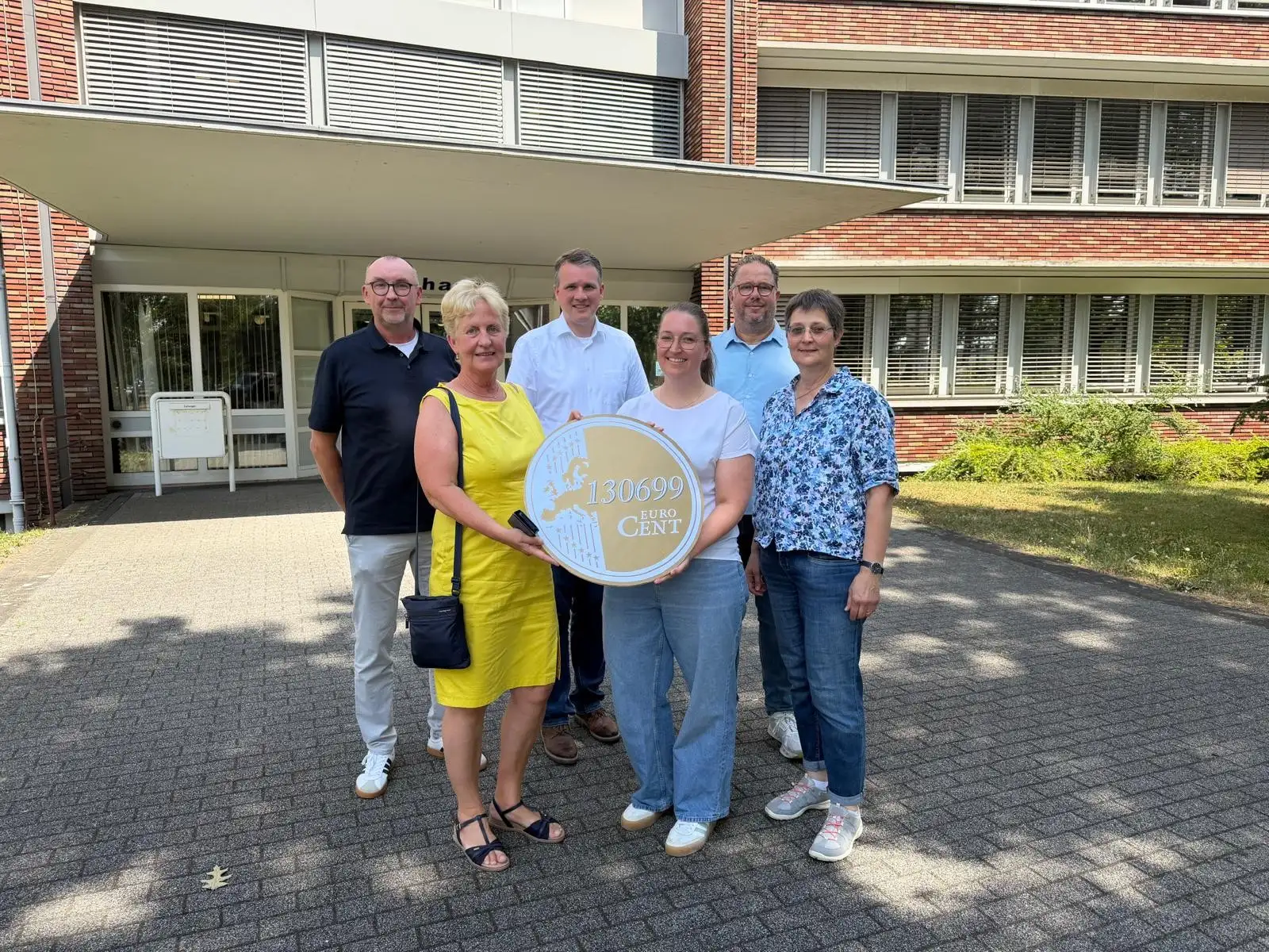 Vertreterinnen und Vertreter der Stadt Dorsten und der begünstigten Initiativen bei der Restcentspende