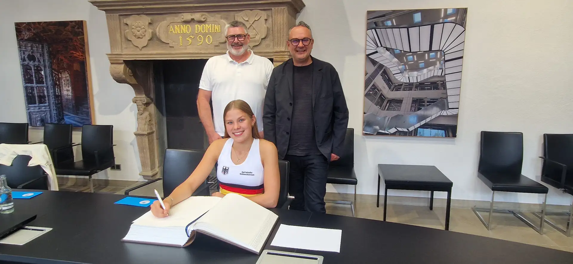 Kunstradsportlerinnen und Kunstradsportler tragen sich in das Goldene Buch der Stadt Lemgo ein