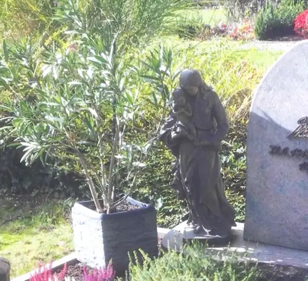 Grabfigur bzw. Grabschmuck am Friedhof Altendorf-Ulfkotte im Kontext von Diebstahl/Vandalismus.