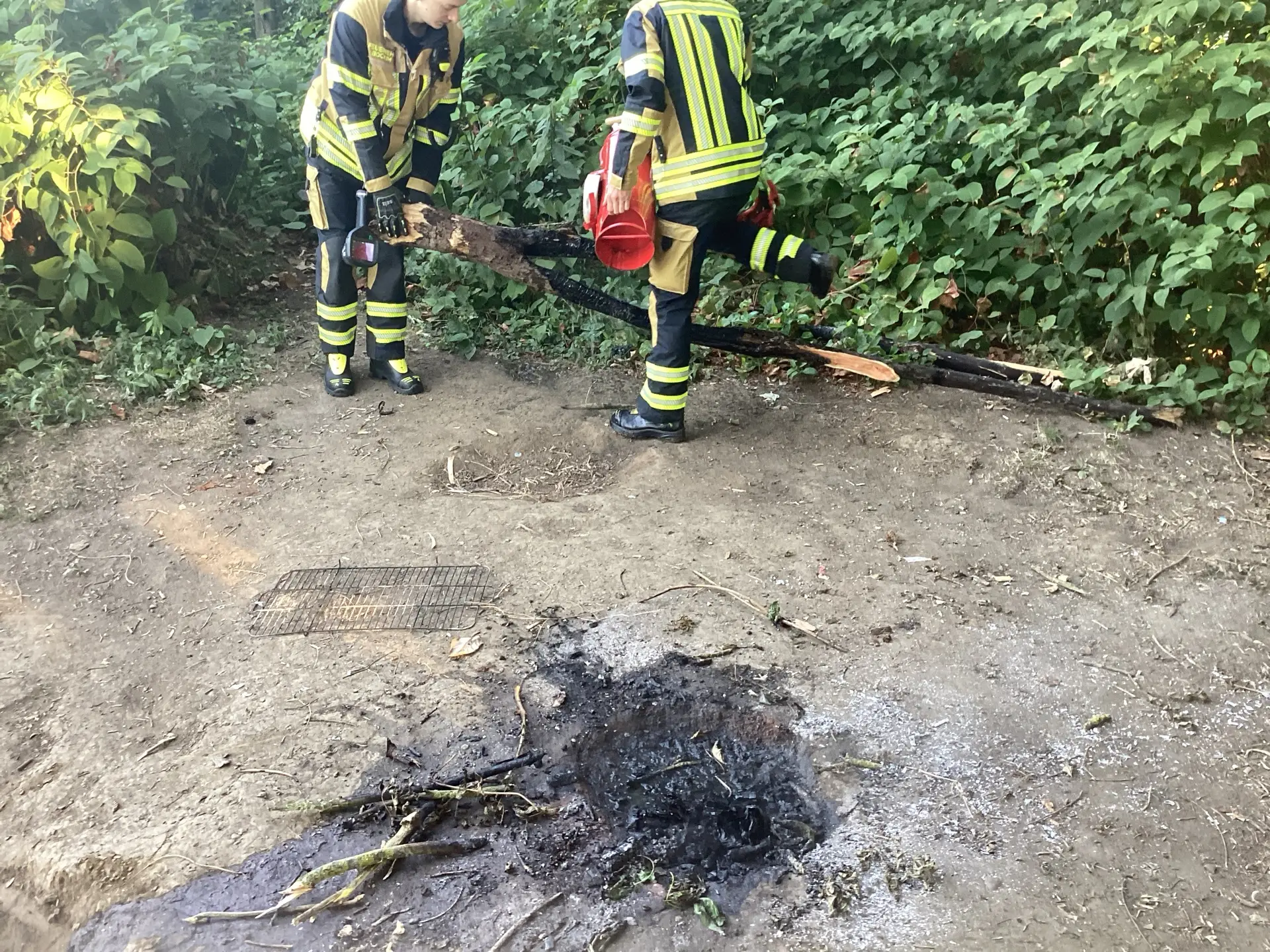 FW-BO: Rauchentwicklung an der Ruhr in Dahlhausen gemeldet. Kleines Lagerfeuer durch Feuerwehr abgelöscht