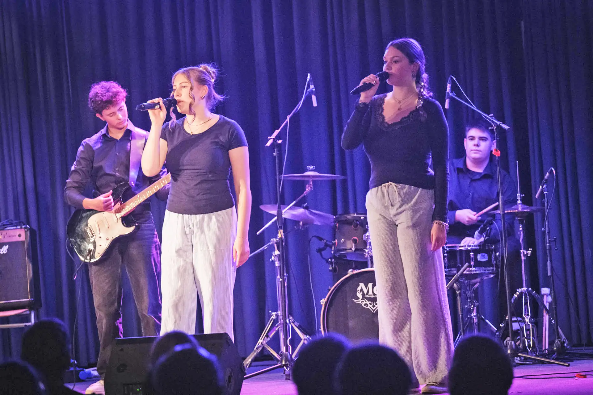 Aufführung nach einem Songwriter-Projekt im Rahmen des Kulturrucksacks 2025 am Gymnasium Herzogenrath.