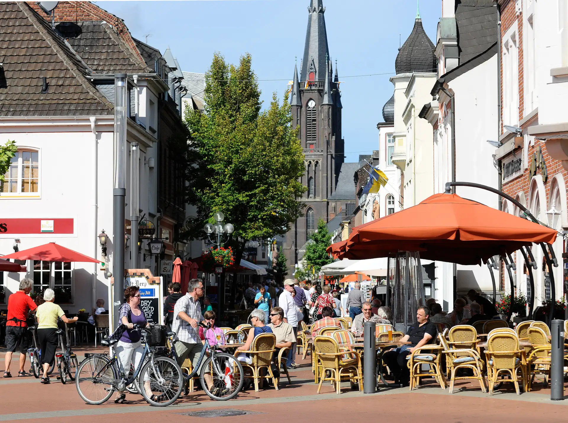 Der Eingang der Hauptstraße im Sommer, mit Blick auf den Straßenzugang.