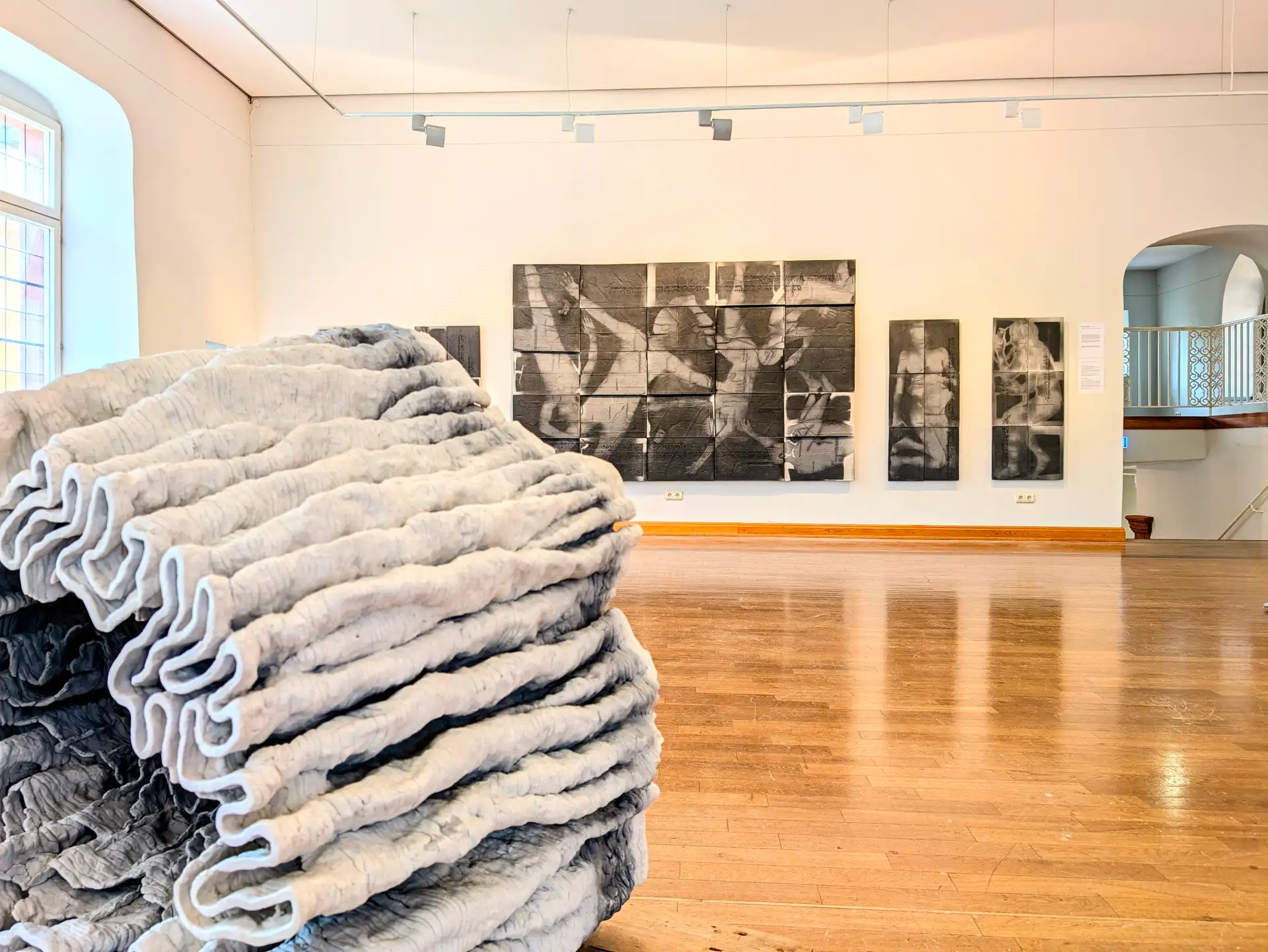 Blick in den Ausstellungsraum von Schloss Burgau mit Kunstwerken von Gerhard Hahn, darunter „Die Sprache der Bäume, 2023“ und „Transitus, 2021/2022“.