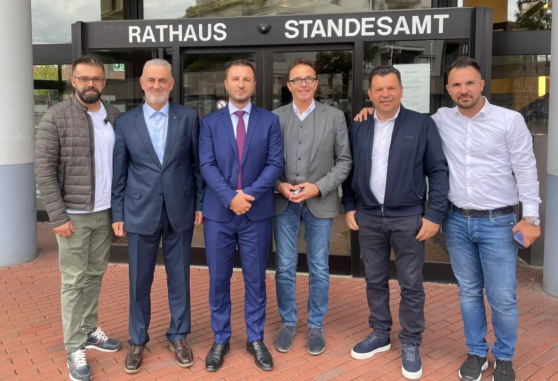 Vier Männer bei einem Empfang im Rathaus von Kamp-Lintfort, darunter Bürgermeister Prof. Dr. Christoph Landscheidt und Semir Efendić (Bürgermeister der Gemeinde Novi Grad Sarajevo).