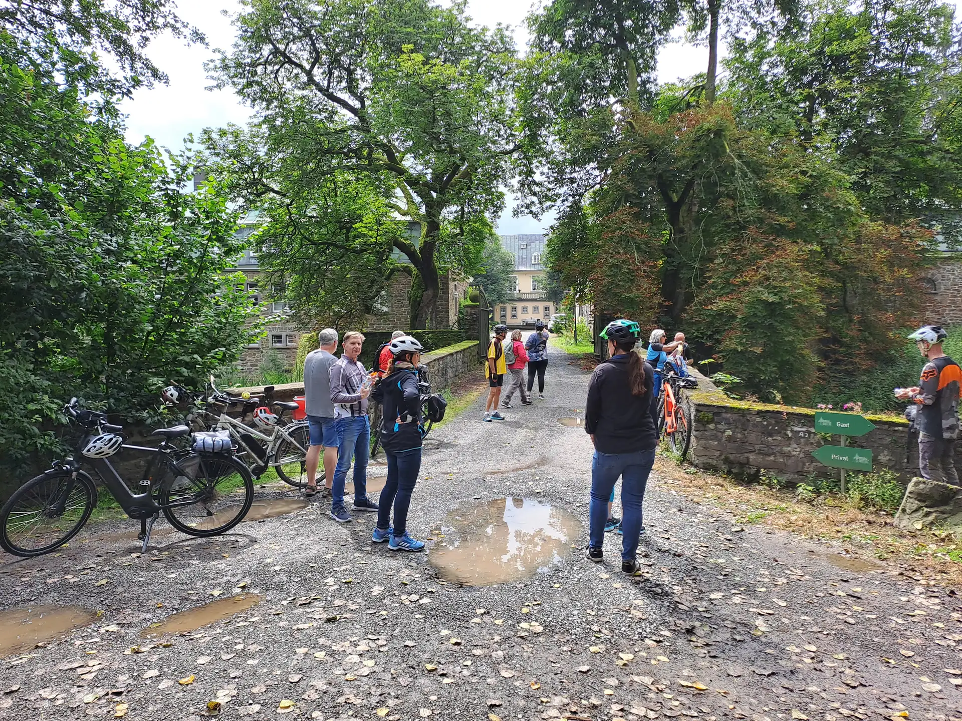 Ein Fahrrad oder Teilnehmer bei einer Stadtrundfahrt auf zwei Rädern (Herbst-Stadtrundfahrt by Bike).