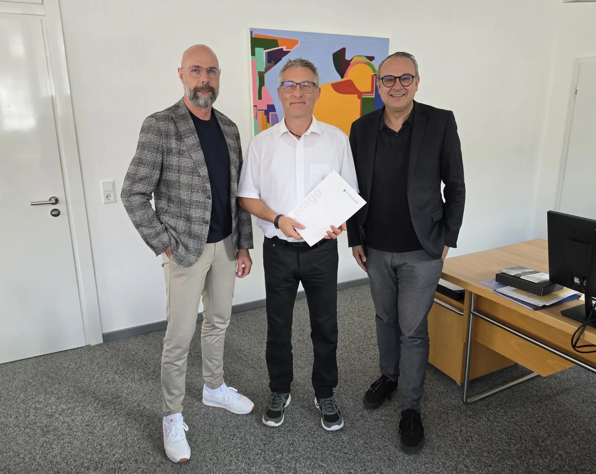 Drei Personen bei einer Ehrung: Bürgermeister Markus Baier und Kämmerer Frank Limpke gratulieren dem Jubilar Dieter Sonnenburg; links/rechts stehen die beiden Gratulanten, in der Mitte der Jubilar.