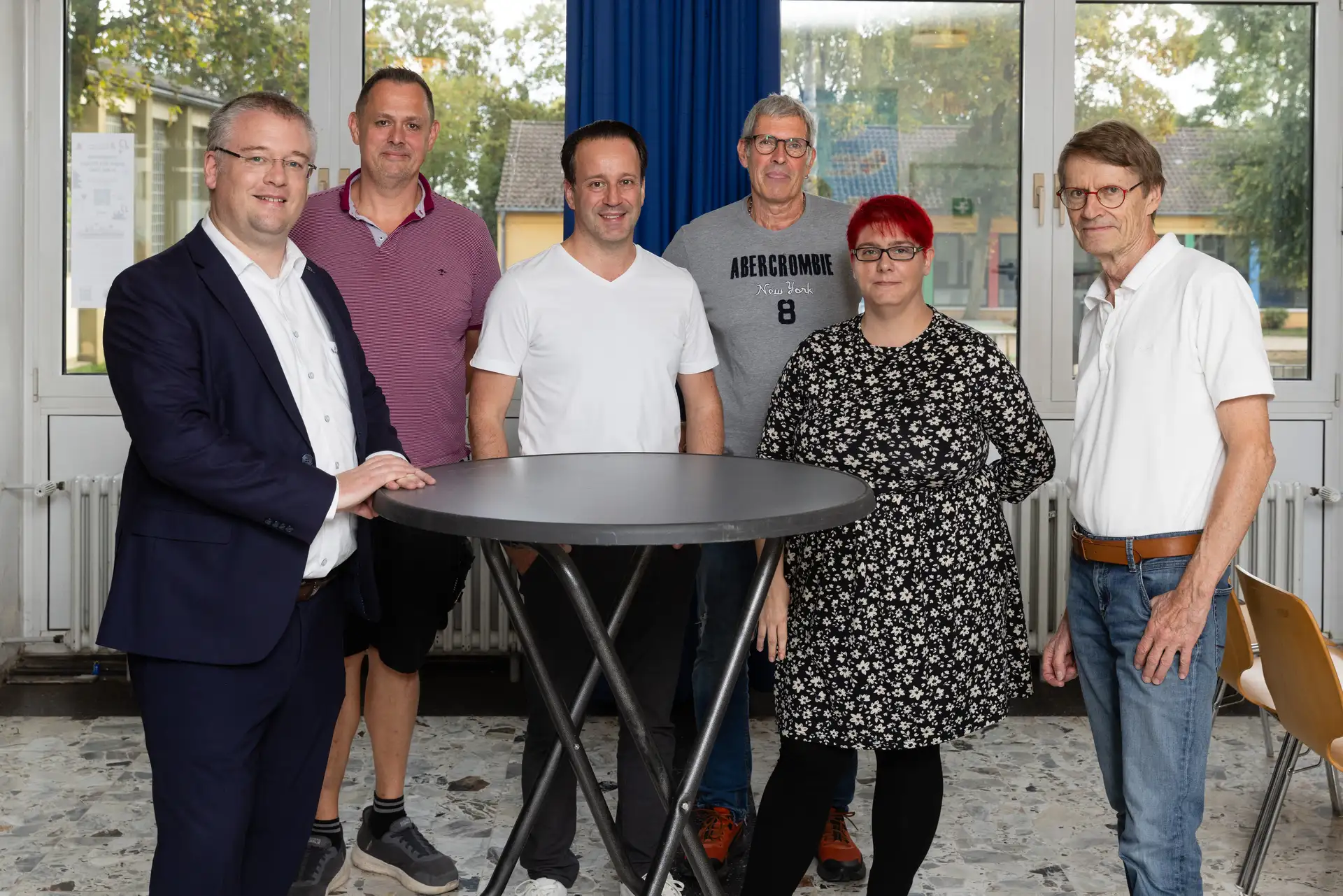 Bürgermeister Philipp Sieben mit einigen Teilnehmerinnen und Teilnehmern bei der Bürgersprechstunde.