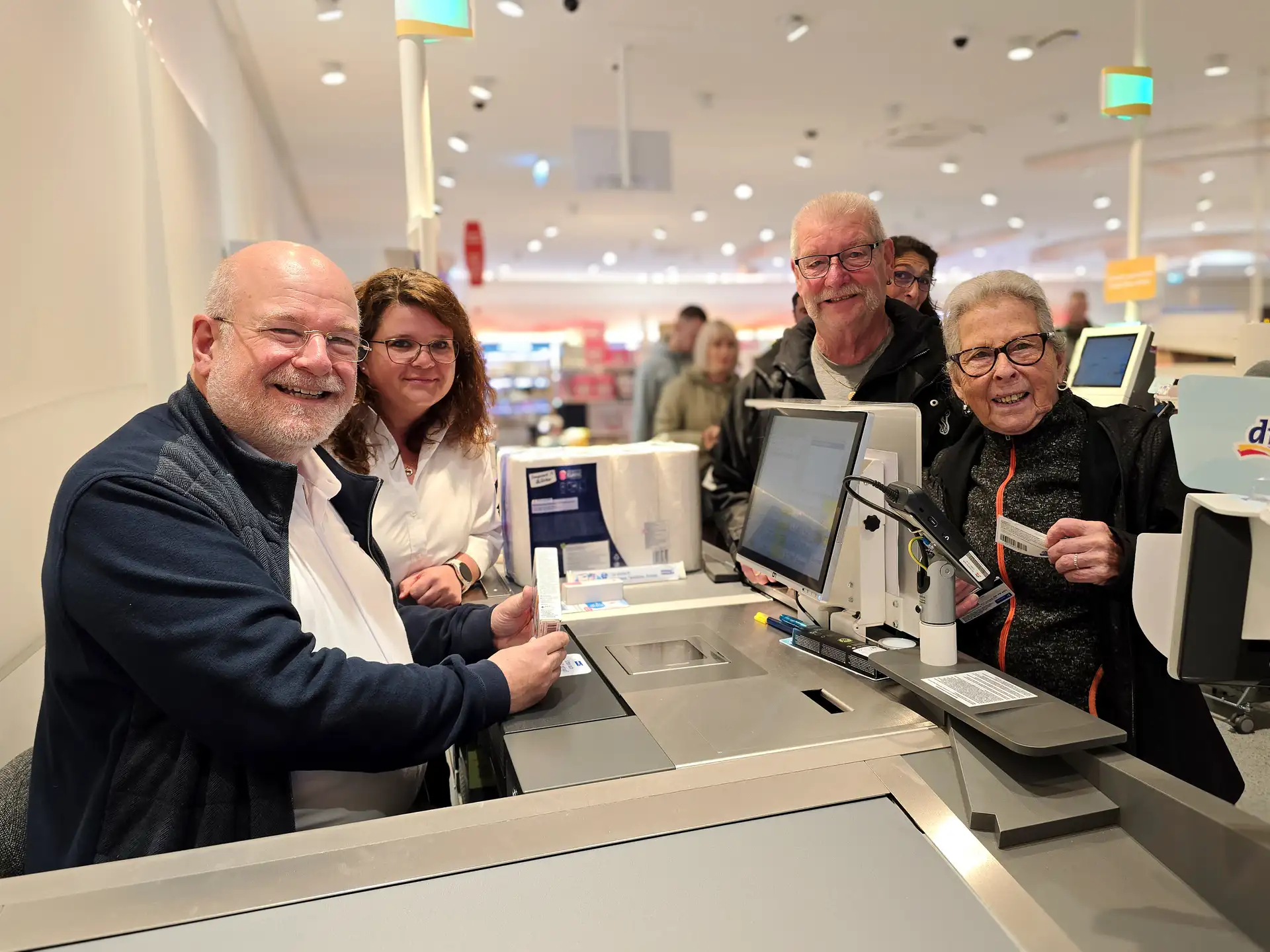 Im Beisein von Bürgermeister Frank Peter Ullrich ist die neue dm-Filiale am Heerweg eröffnet worden.