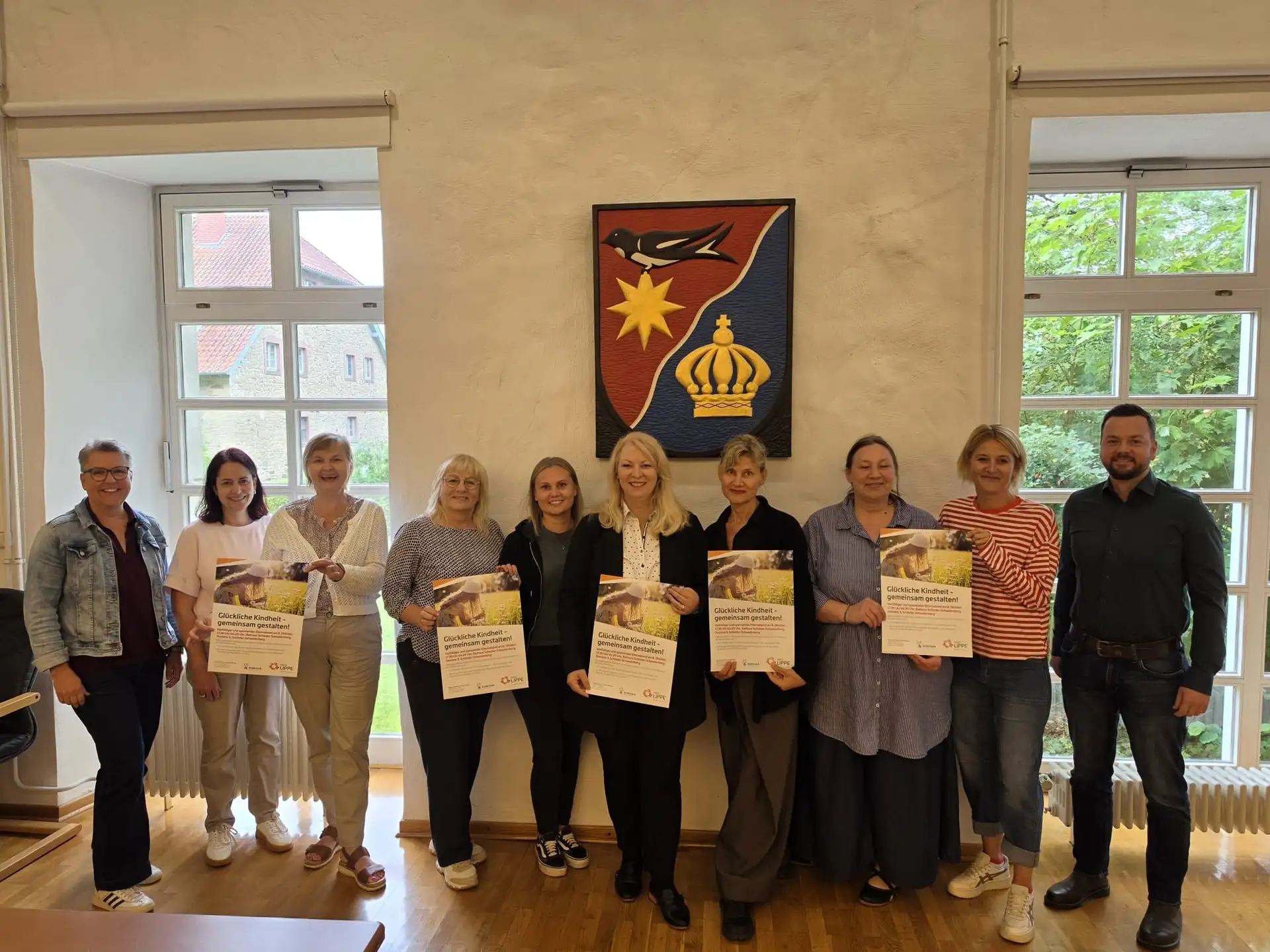 Gruppenfoto mit mehreren Personen von links, im Rahmen des ElternabendPLUS in Schieder-Schwalenberg.