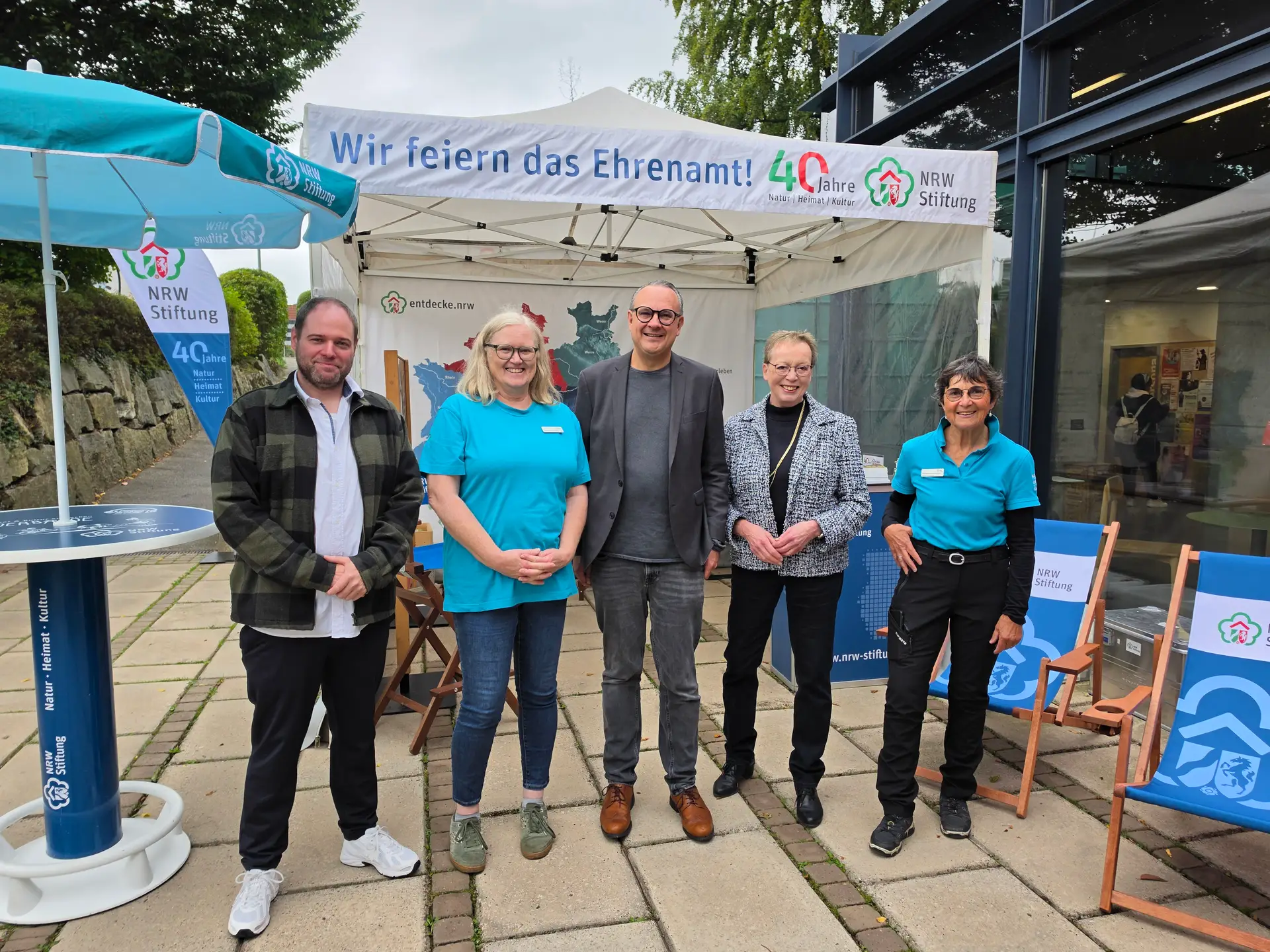 Marianne Thomann-Stahl, stellvertretende Vorsitzende des Fördervereins der Nordrhein-Westfalen-Stiftung, kommt als zweite von rechts persönlich zum Junkerhaus in Lemgo zum 40-jährigen Geburtstag der NRW-Stiftung.