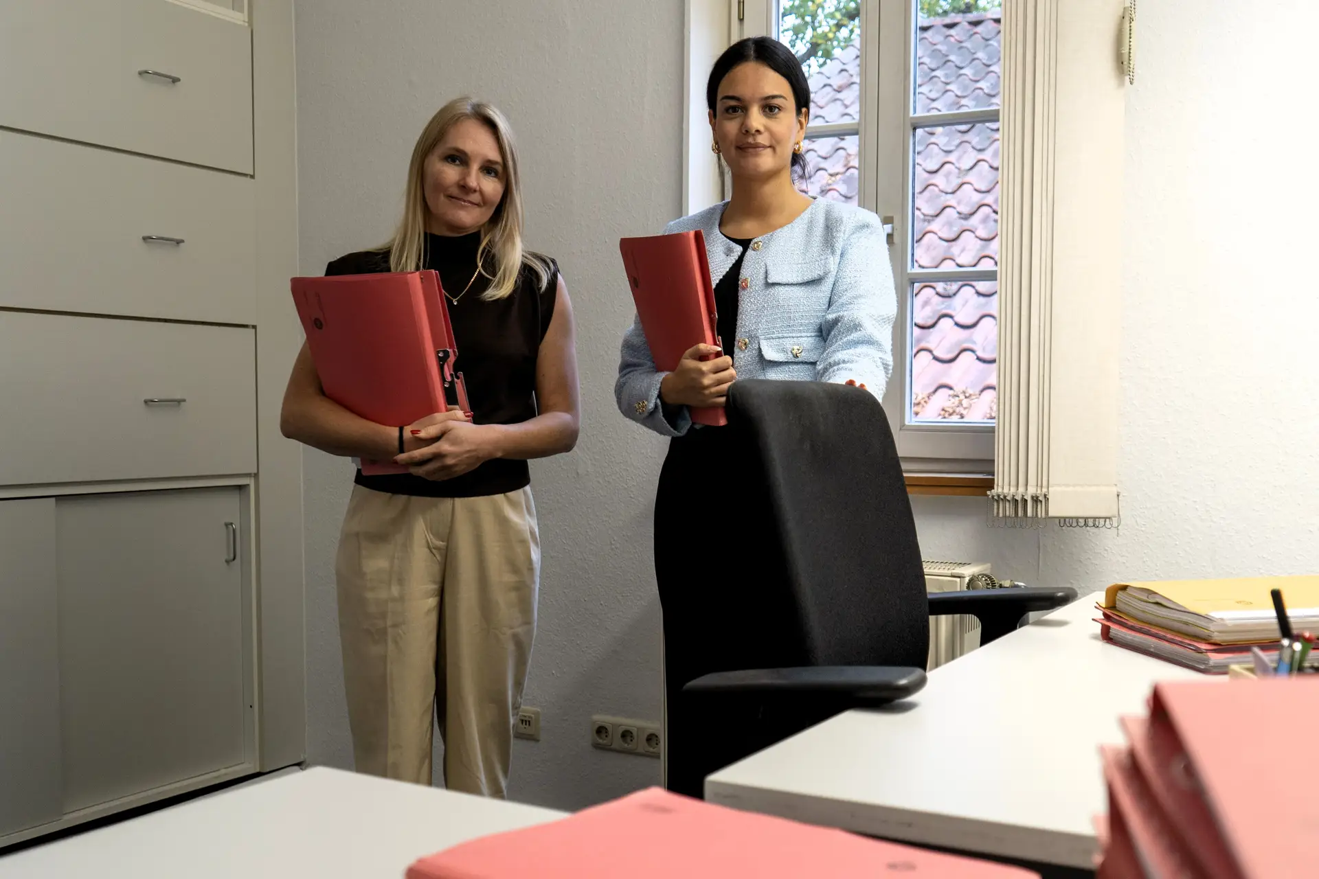 Irina Sprunk von der Stadt Horn-Bad Meinberg und Hedar Kalasch von der Stadt Detmold bearbeiten gemeinsam Wohngeldanträge.