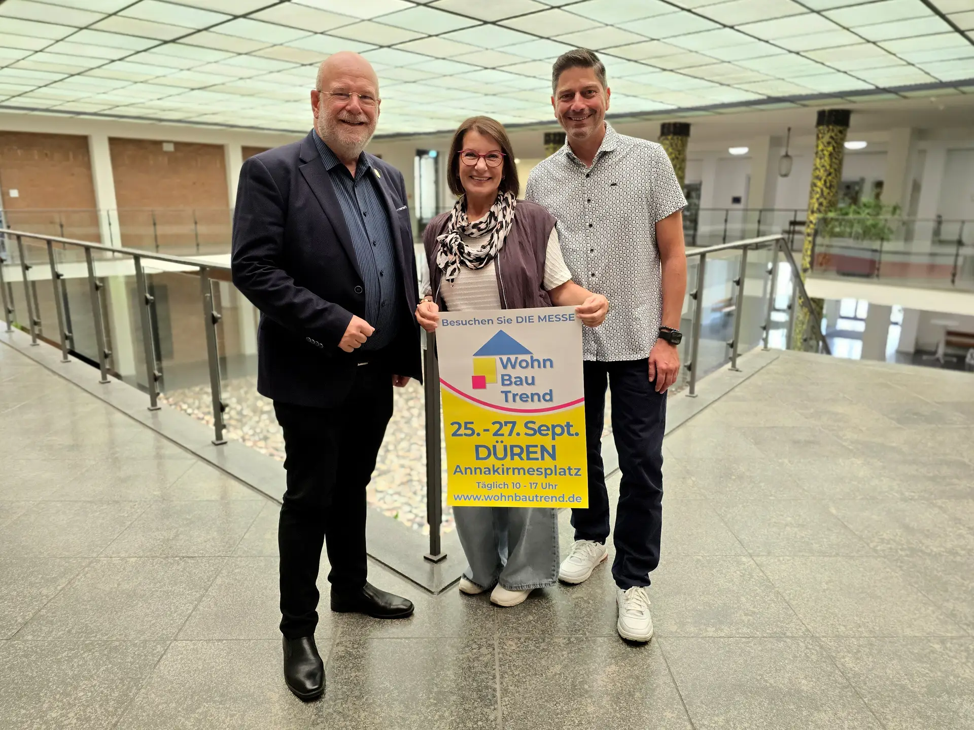 Bürgermeister Frank Peter Ullrich zusammen mit den Organisatoren der Baumesse Wohn.Bau.Trend in Düren.