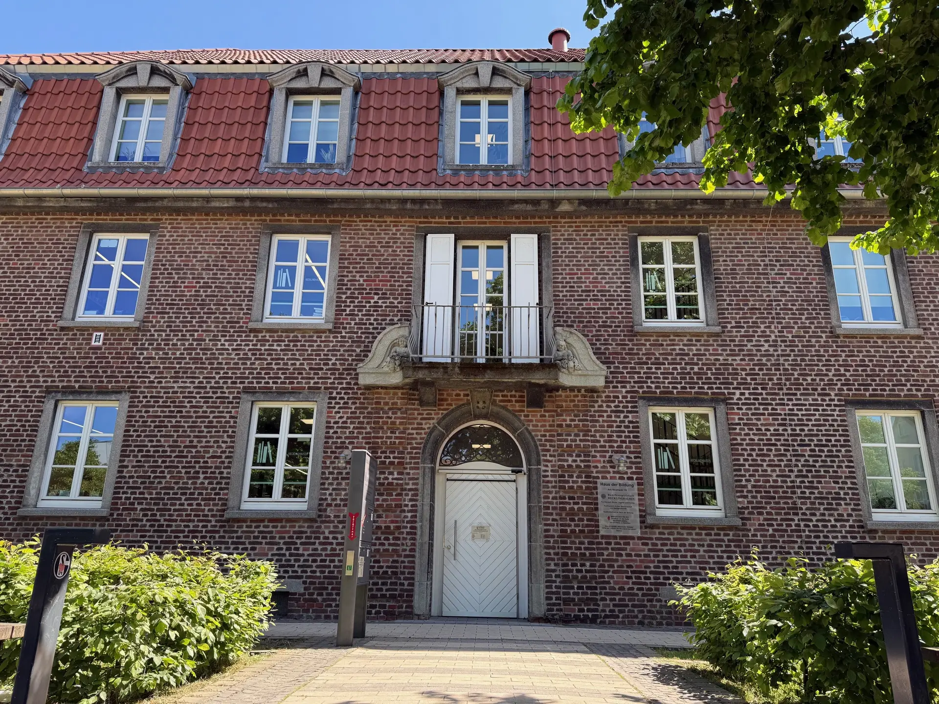 Außenansicht des Hauses der Bildung mit Beschilderung, aufgenommen als Pressefoto.
