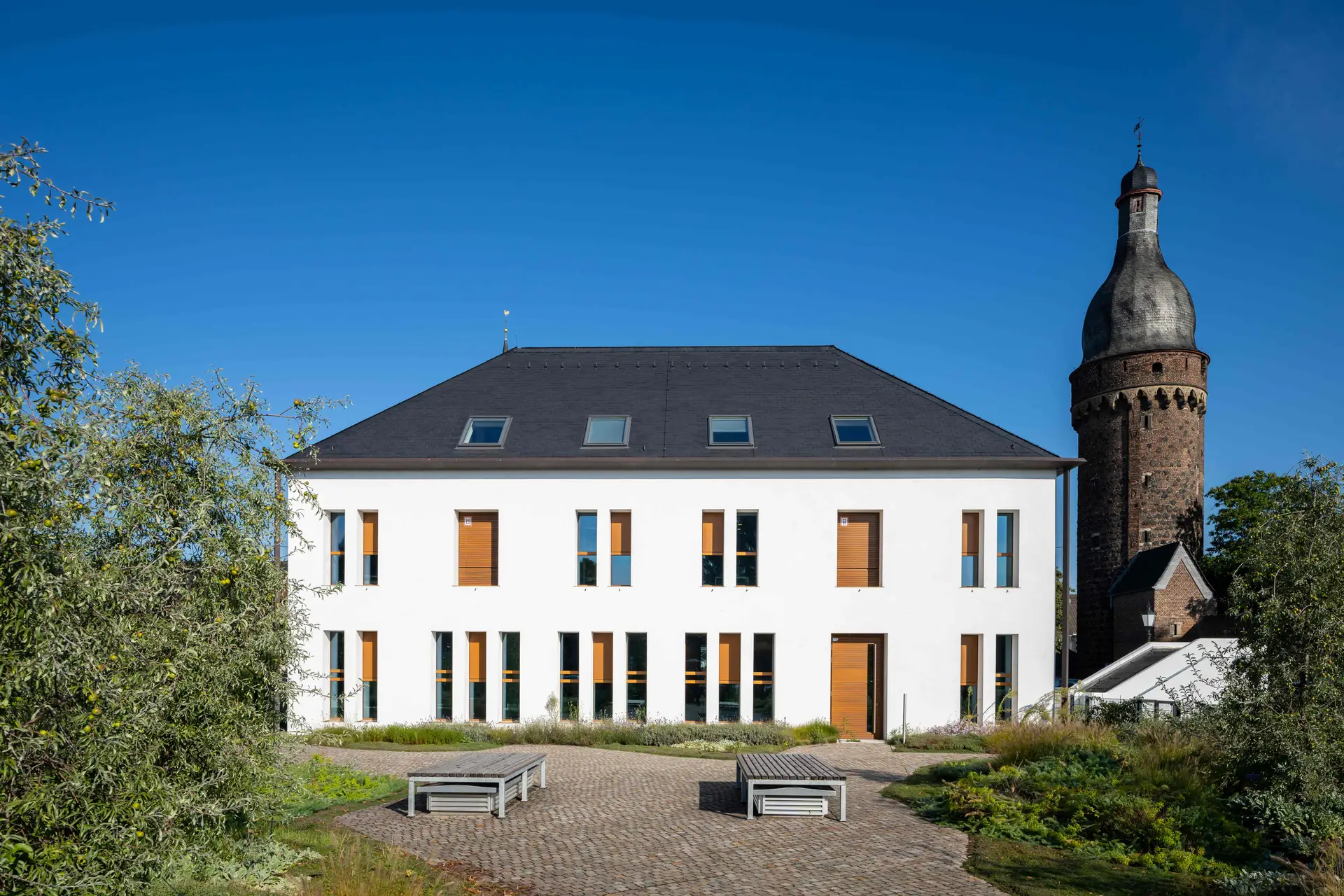 Das Archivgebäude und der Juddeturm in Dormagen-Zons liegen in direkter Nachbarschaft.