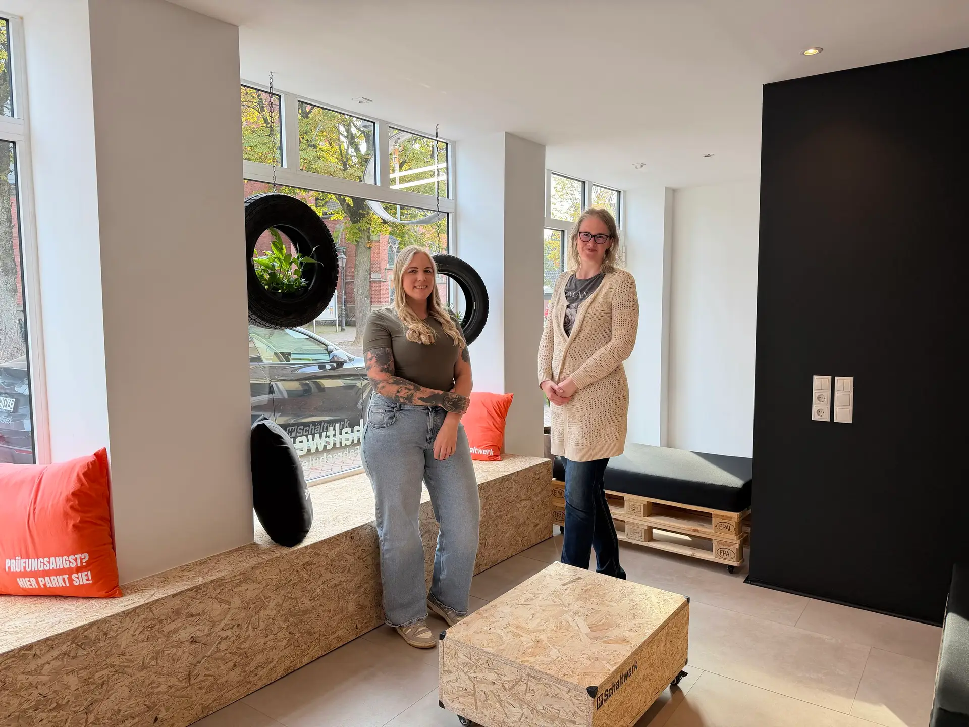 Michelle Besten steht links, daneben Zentrenmanagerin Isabel Fleischer.