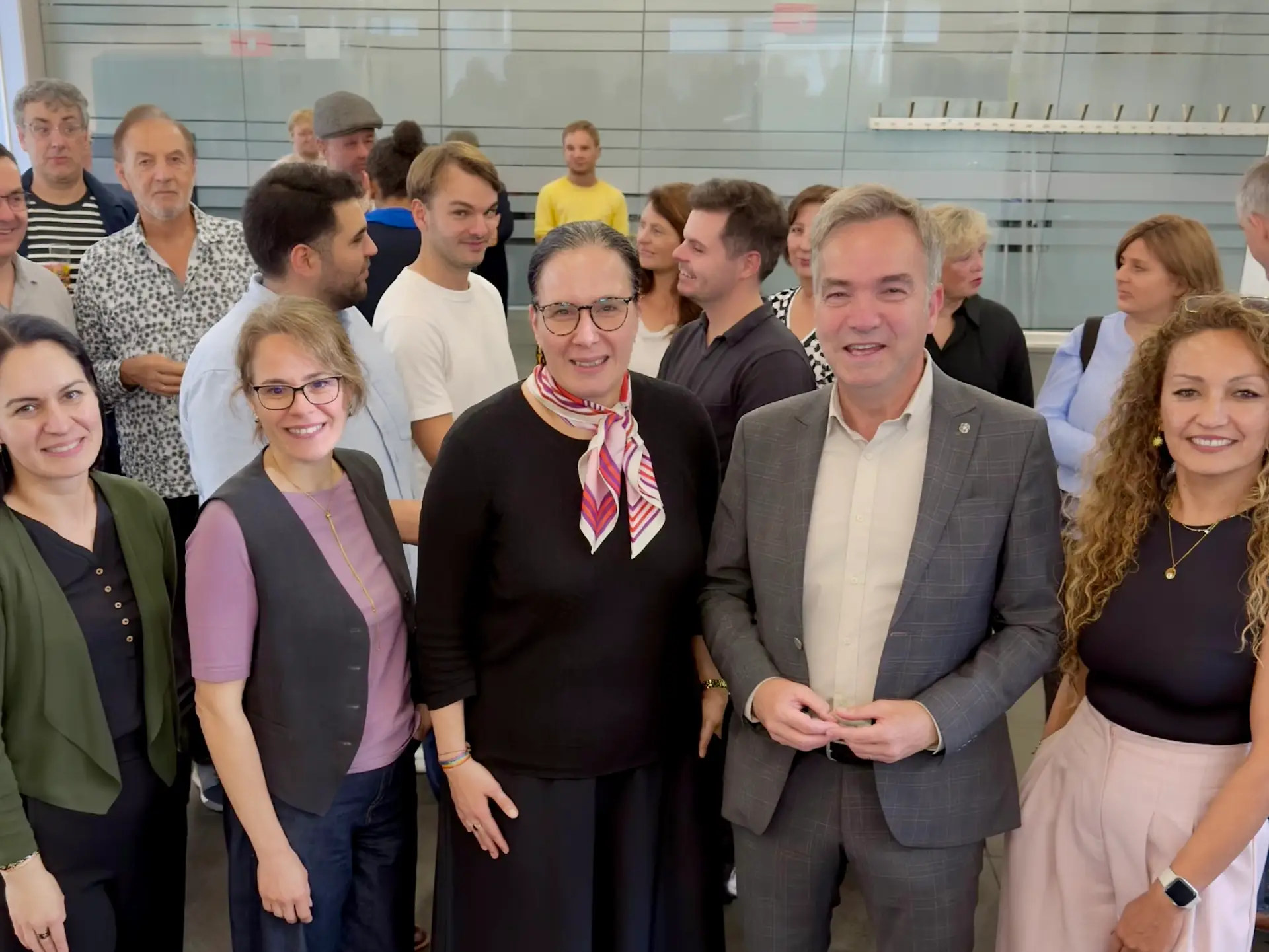Gruppenfoto von fünf Personen bei der Eröffnungsveranstaltung einer Ausstellung im Foyer des Stadthauses (von links: Sumru Özbas-Furunci, Nina Himmelspach-Fischer, Swantje Day, Christoph Hopp und Maryam Rassa).