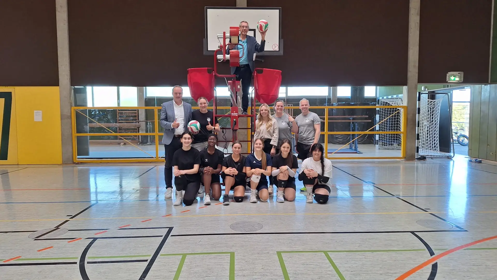 Personen in einer Reihe von links nach rechts/oben nach unten vor einer Trainingssituation zum Volleyballtraining.