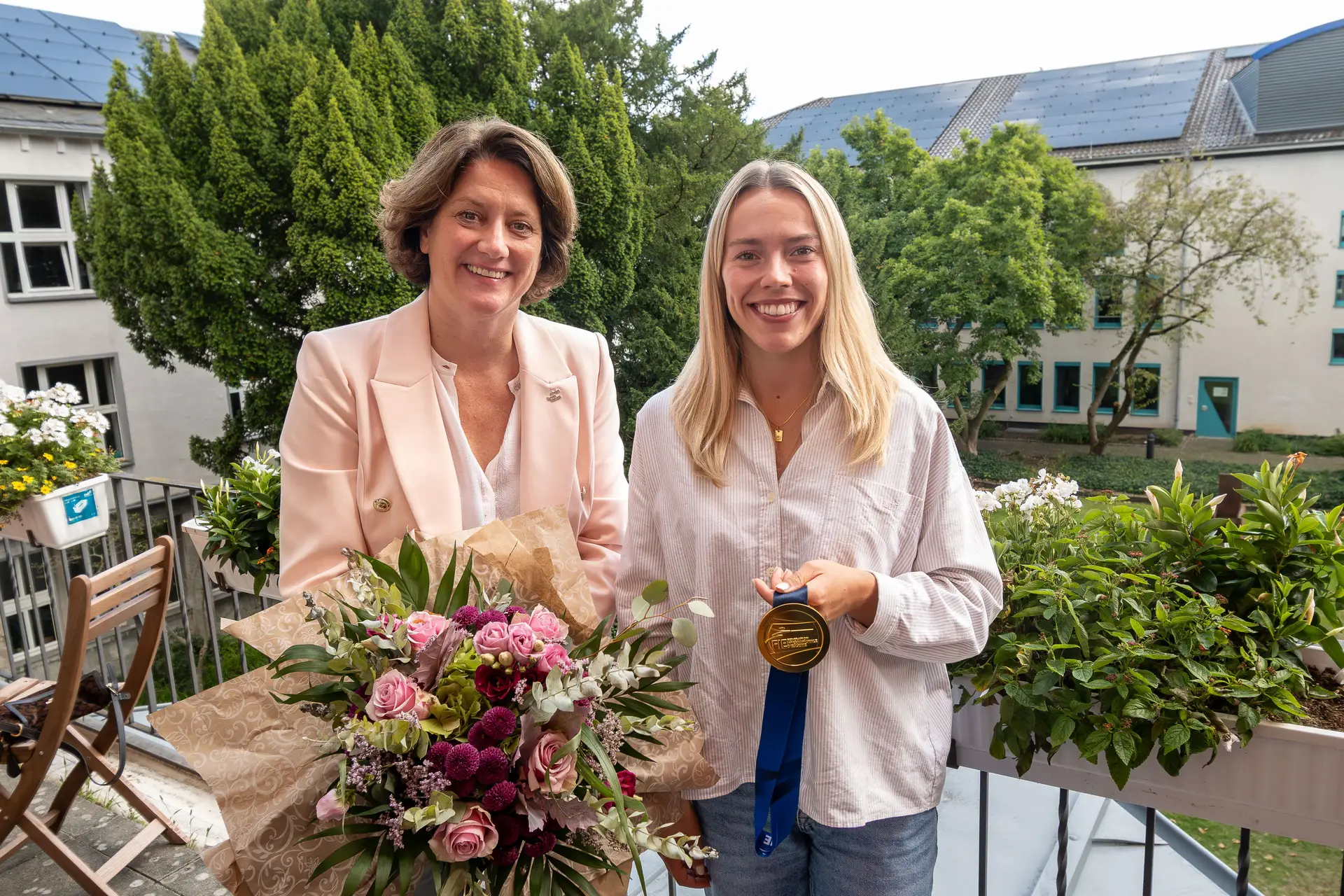 Landrätin Katharina Reinhold gratulierte Weltmeisterin Larissa Eifler.