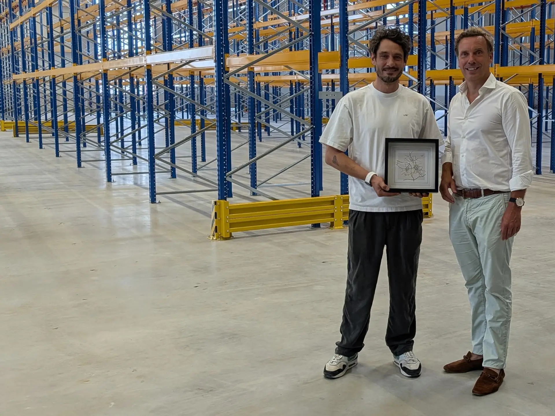 Zwei Männer im neuen Hochregallager am Industriering in Viersen, von links: Standortleiter Felix Rottmann und Wirtschaftsförderer Axel Süßbrich.