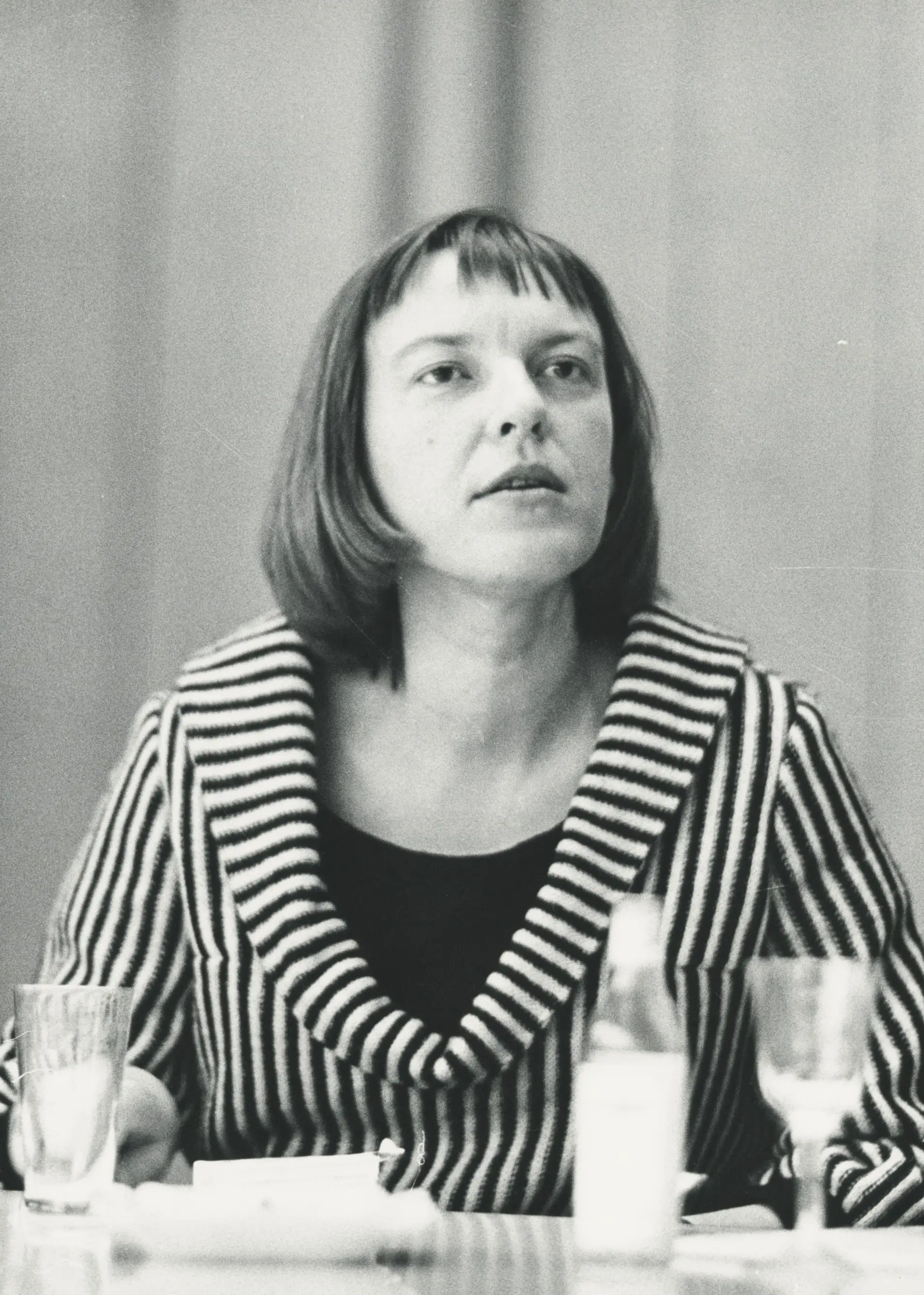 Porträt einer Frau (Ingeborg Bachmann) als Schwarzweißfoto.