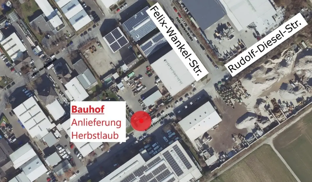 Außenaufnahme eines Bauhofs mit Gebäudeteilen und Eingangs-/Torbereich.