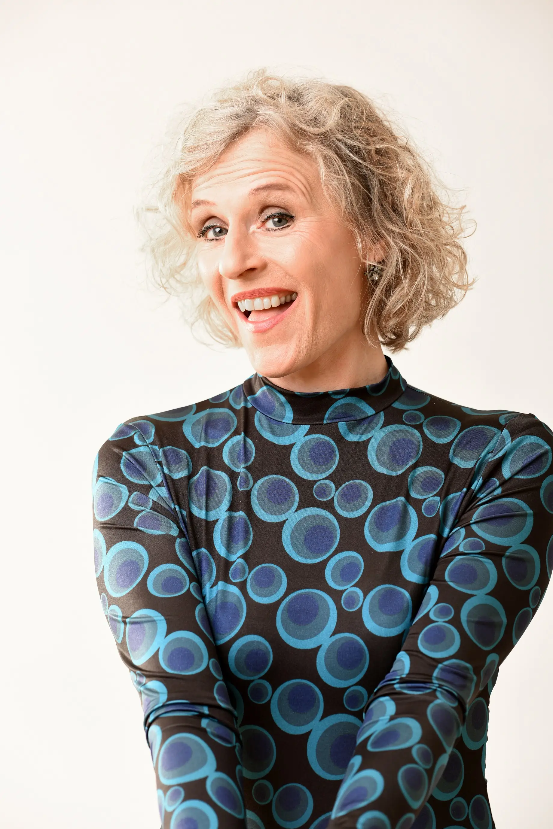 Porträtfoto von Maria Vollmer im Kontext der Veranstaltung „Stand-up-Comedy trifft Pop-Ballade“ im Kurhaus Bad Salzuflen.
