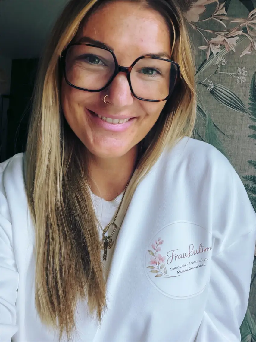 Kursleiterin Katrin Maczejewski hält Unterlagen während einer Veranstaltung.