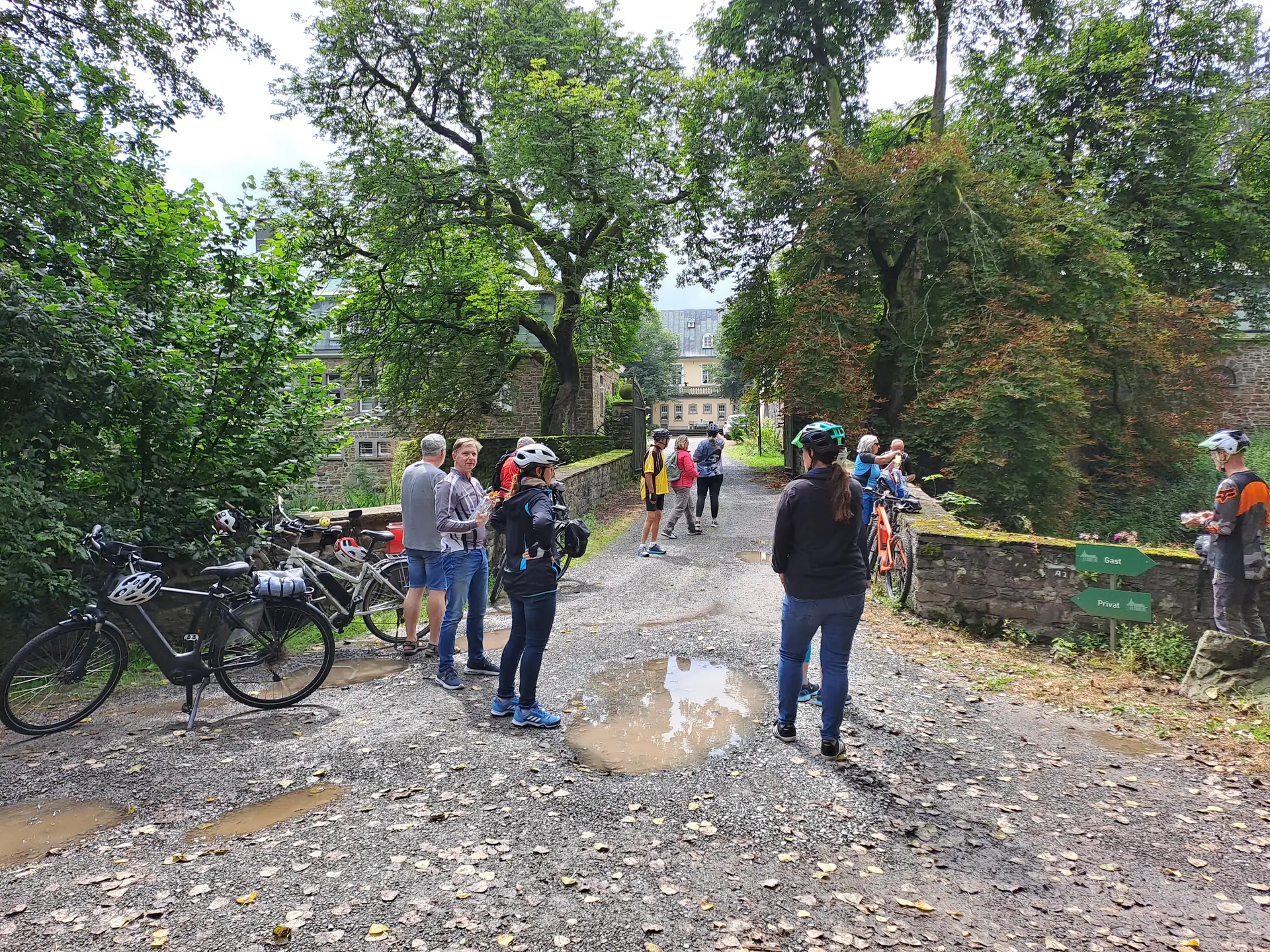 Ein Fahrrad oder Teilnehmer bei einer Stadtrundfahrt auf zwei Rädern (Herbst-Stadtrundfahrt by Bike).