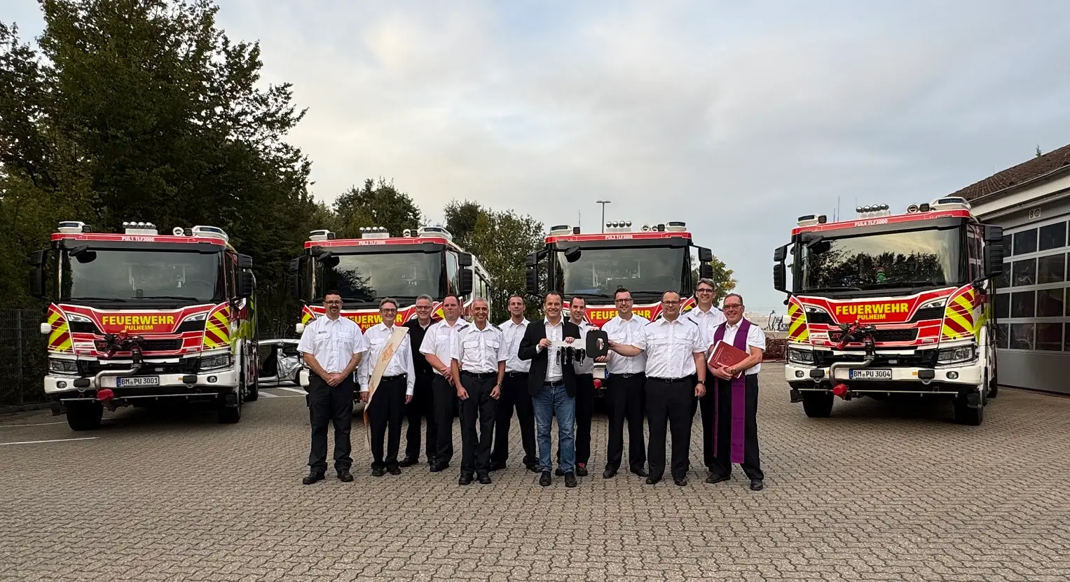 Mehrere Tanklöschfahrzeuge der Freiwilligen Feuerwehr stehen vor Ort nebeneinander.